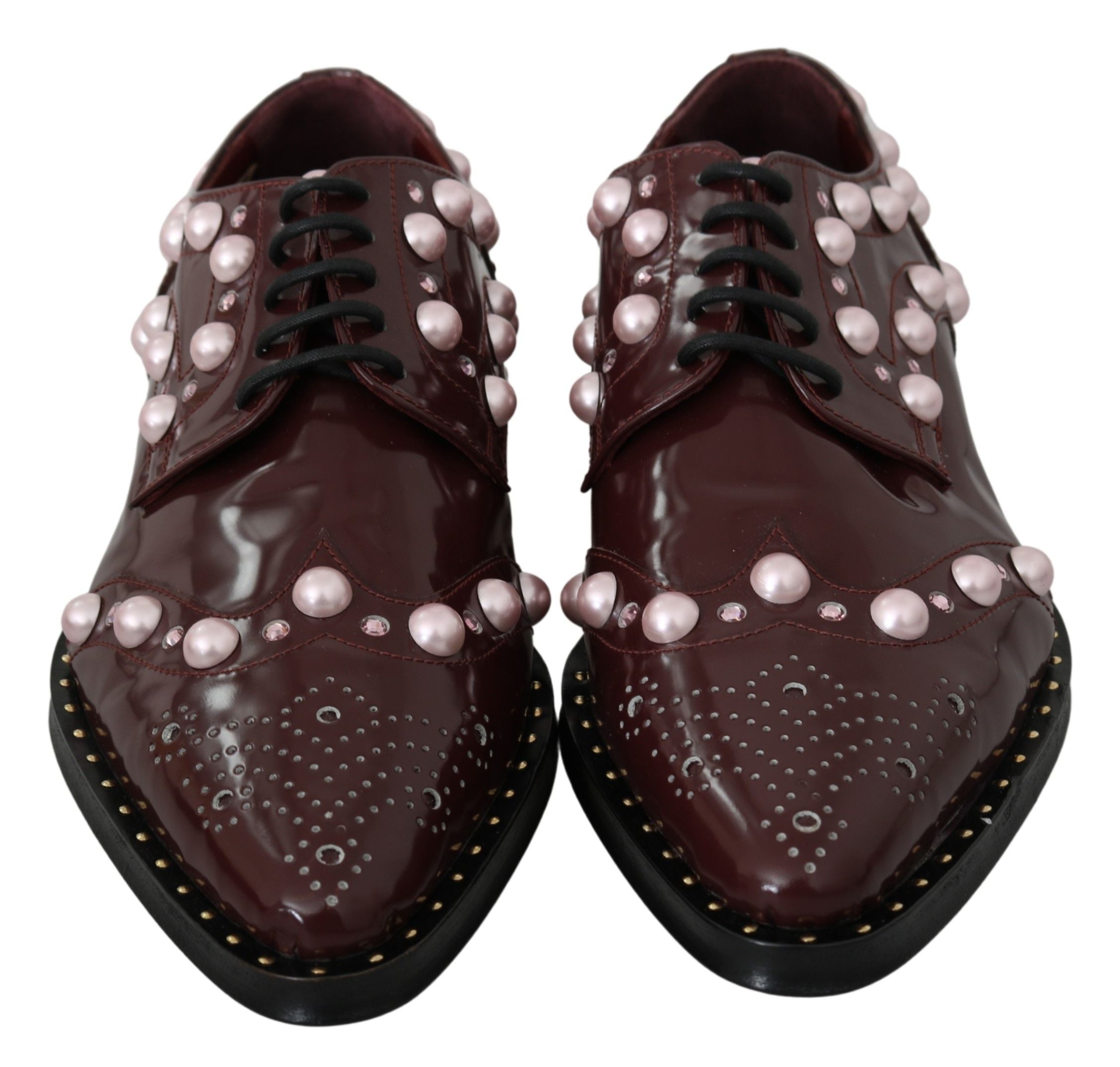 Chaussures formelles en cuir bordeaux Dolce & Gabbana avec cristaux et perles, élégantes et sophistiquées.