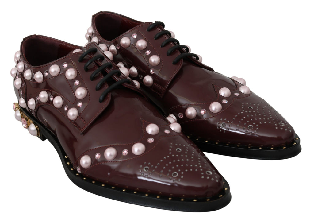 Chaussures formelles en cuir bordeaux Dolce & Gabbana avec cristaux et perles, élégantes et raffinées.