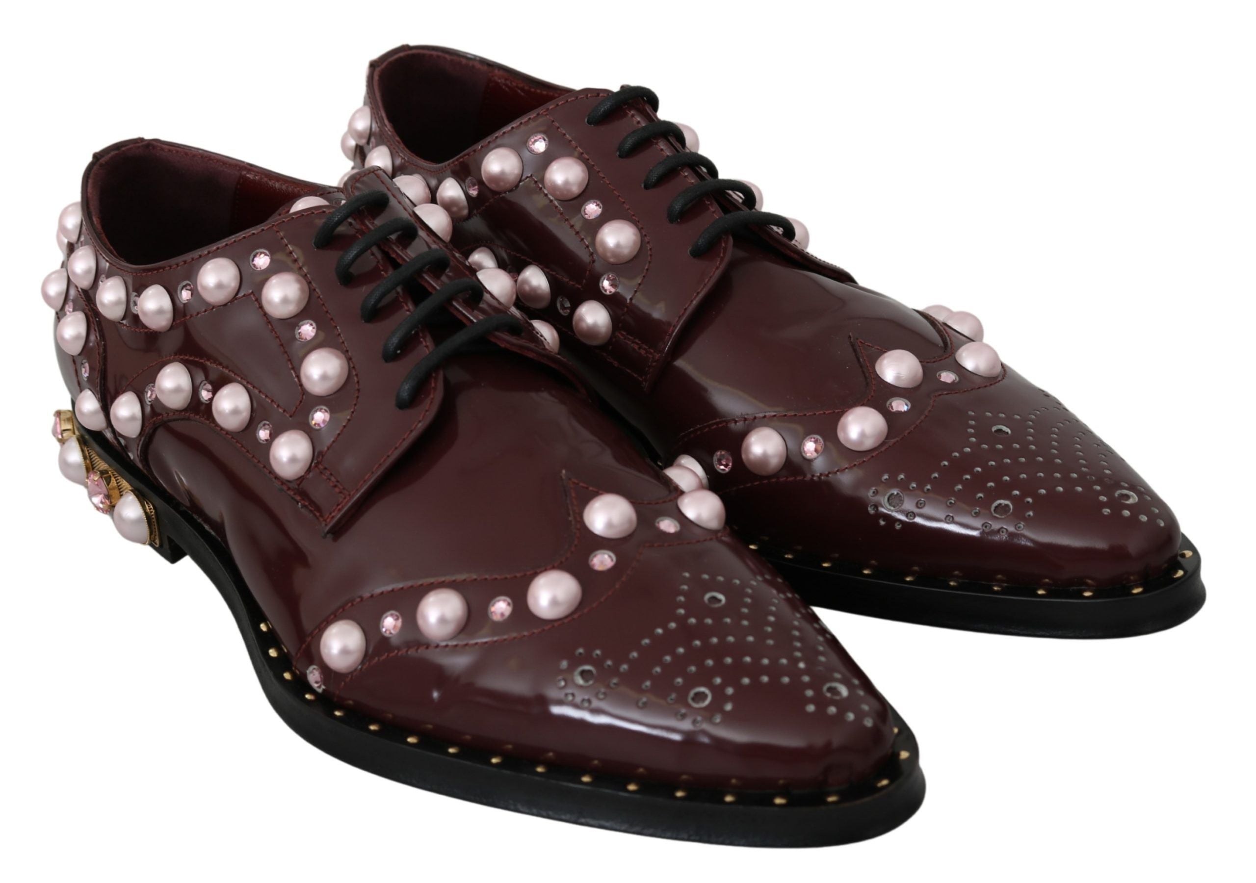Chaussures formelles en cuir bordeaux Dolce & Gabbana avec cristaux et perles, élégantes et raffinées.
