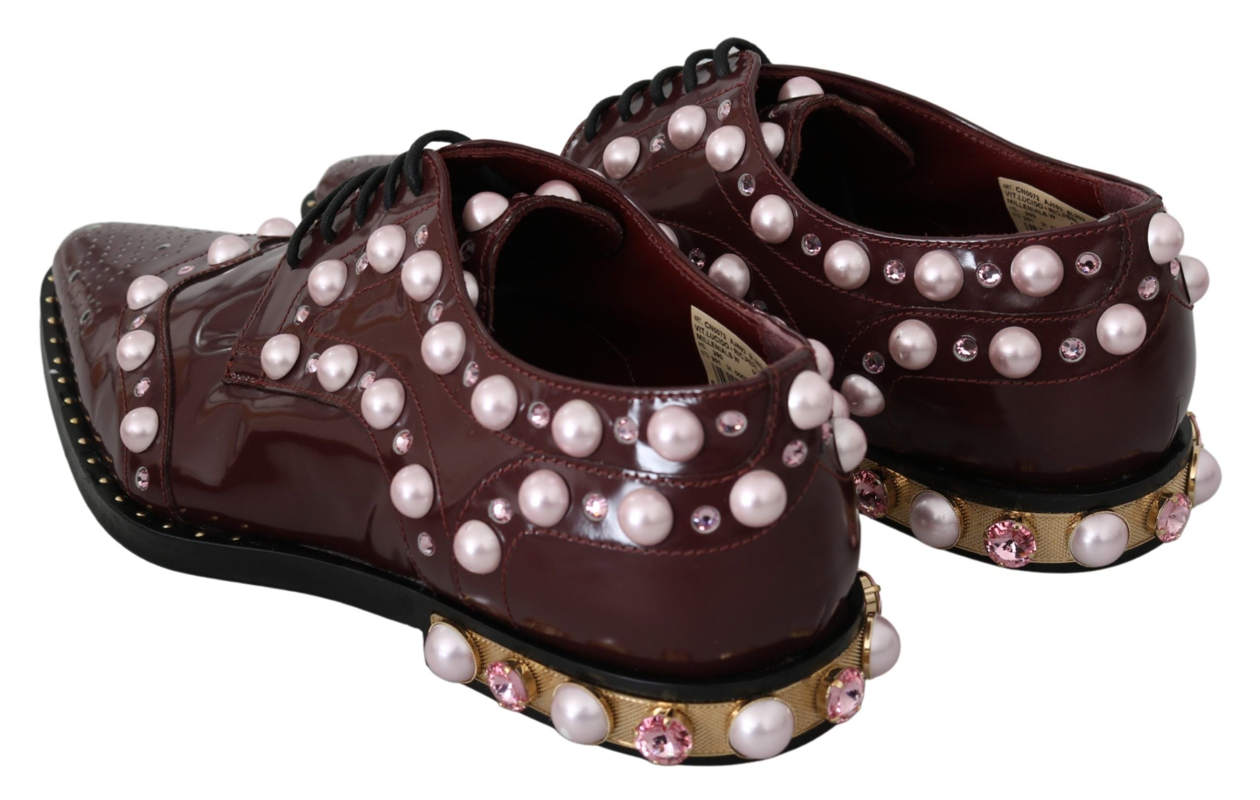 Chaussures formelles en cuir bordeaux Dolce & Gabbana avec cristaux et perles, élégantes et sophistiquées.