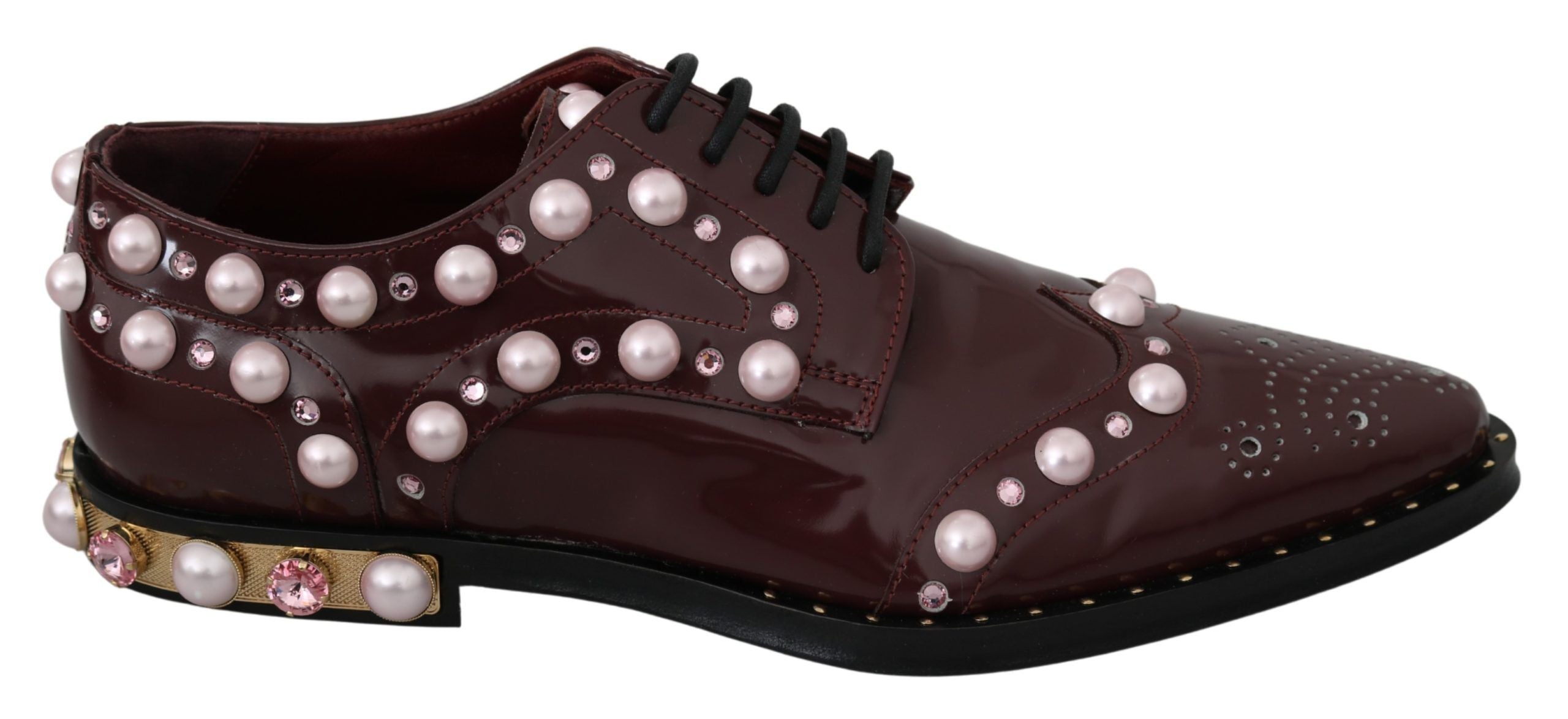 Chaussures formelles en cuir Bordeaux Dolce & Gabbana avec cristaux et perles, élégantes et sophistiquées.