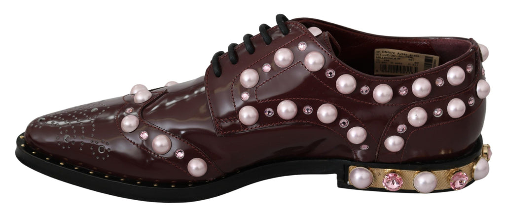 Chaussures formelles en cuir bordeaux Dolce & Gabbana avec cristaux et perles, élégantes et raffinées.