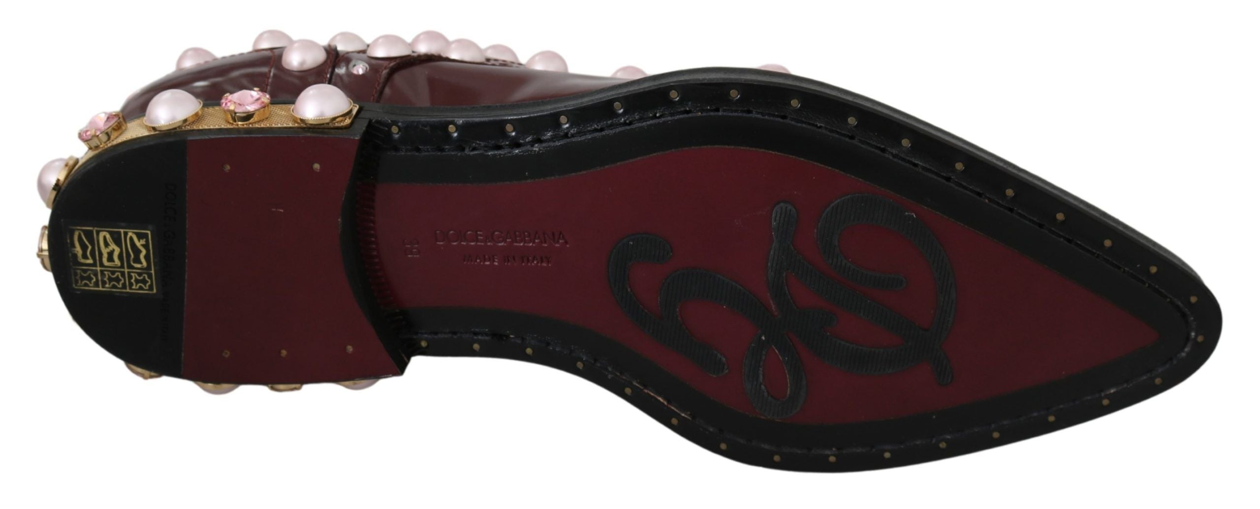 Chaussures formelles en cuir Bordeaux Dolce & Gabbana avec cristaux et perles, élégantes et sophistiquées.
