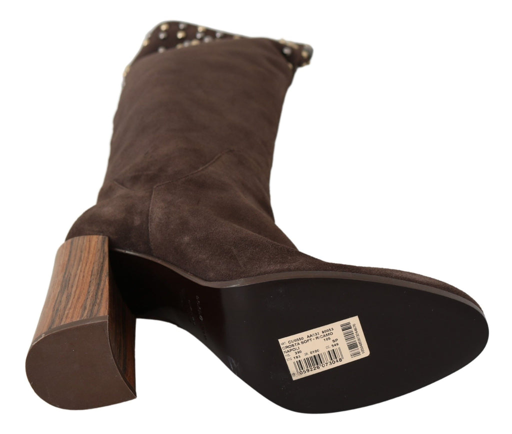 Bottes hautes en daim marron Dolce & Gabbana avec studs, chaussures élégantes et sophistiquées pour femmes.