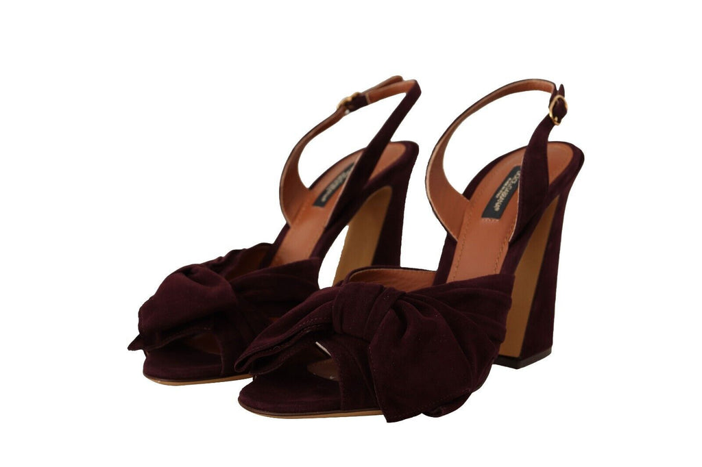 Sandales à talons Dolce & Gabbana en daim violet foncé avec bride à la cheville, visibles sur l'image.