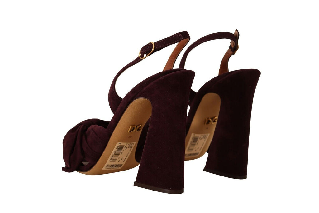 Sandales à talons Dolce & Gabbana en daim violet foncé avec bride à la cheville, vue de côté.