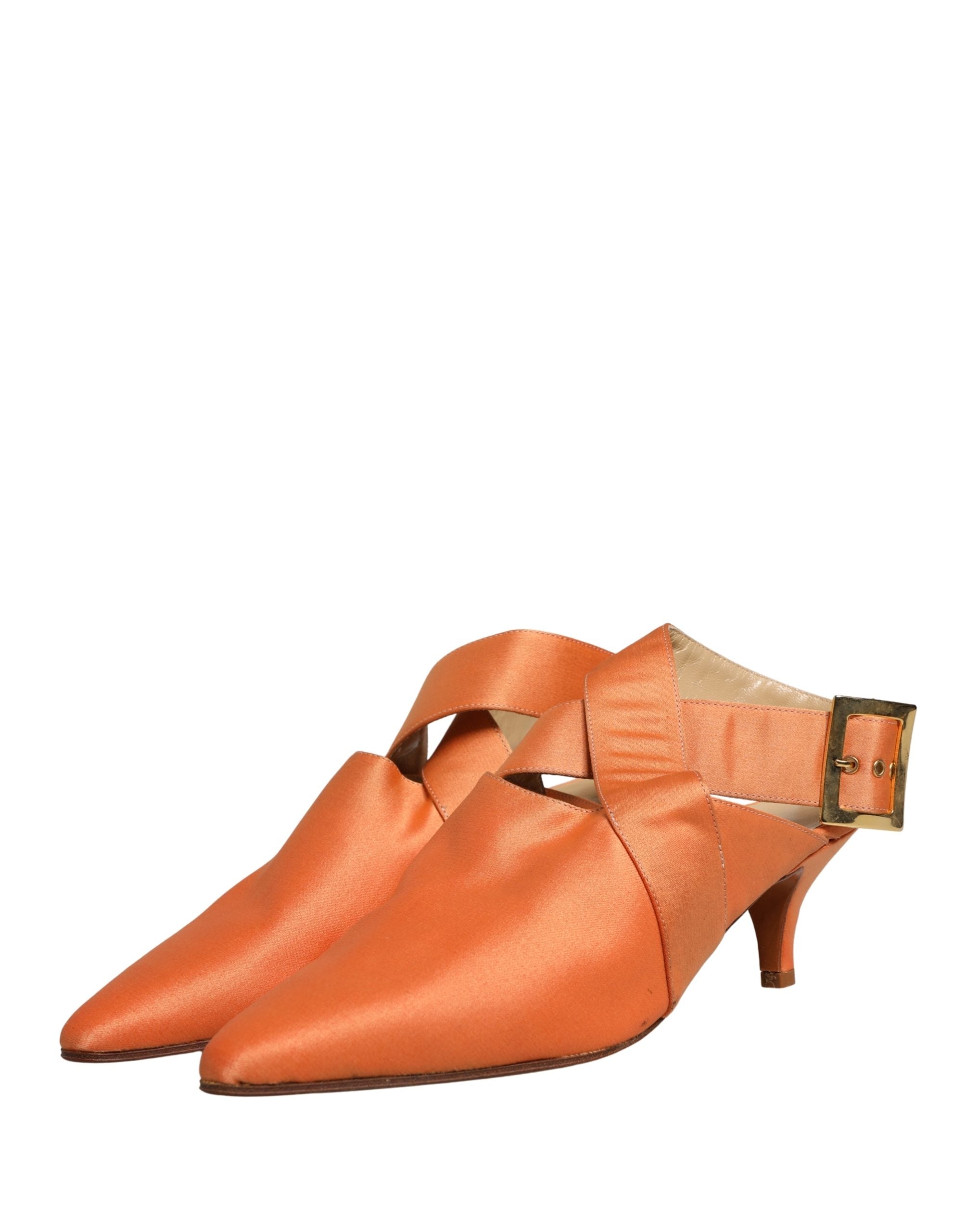 Sandales en satin orange Dolce & Gabbana, chaussures élégantes avec talons, visibles en gros plan sur fond blanc.