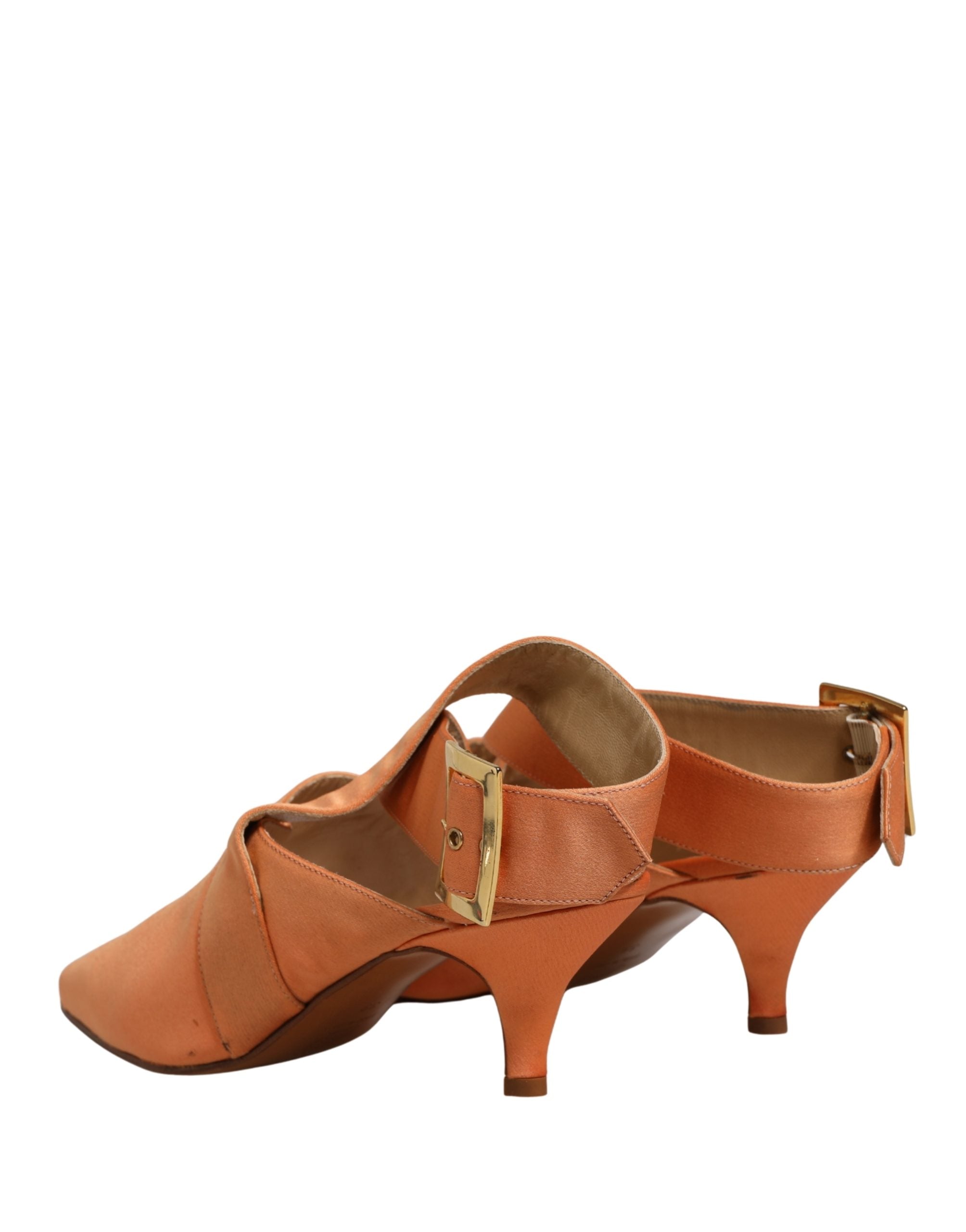 Sandales en satin orange Dolce & Gabbana, chaussures élégantes avec détails sophistiqués, visibles sur l'image.