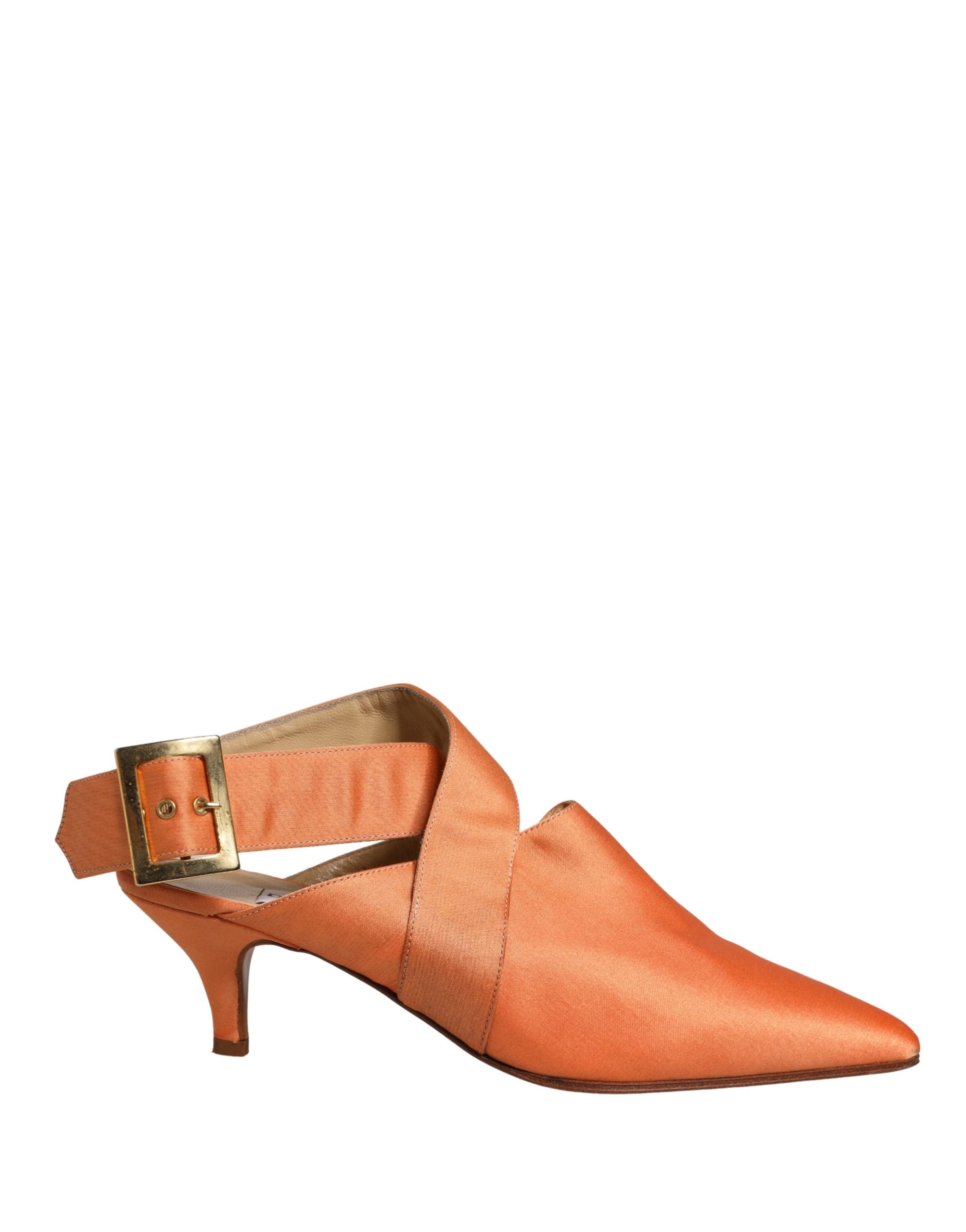 Sandales en satin orange Dolce & Gabbana, chaussures élégantes avec talons et bride, visibles dans une image.