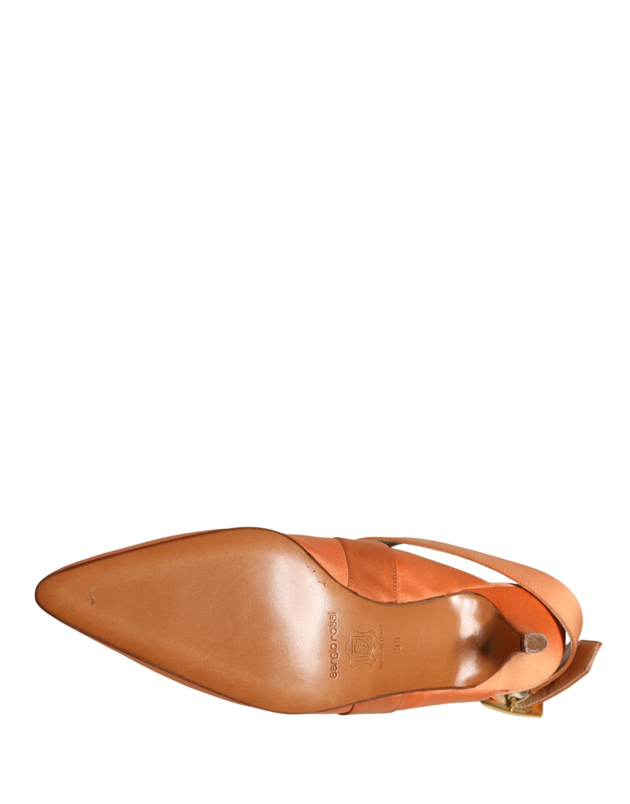 Sandales en satin orange Dolce & Gabbana, chaussures élégantes avec design sophistiqué, vues en gros plan sur l'image.
