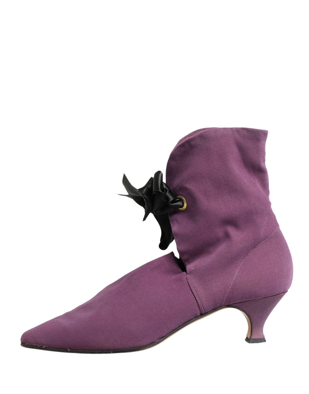 Bottes mi-mollet violettes Dolce & Gabbana en cuir, élégantes et tendance, visibles en gros plan.