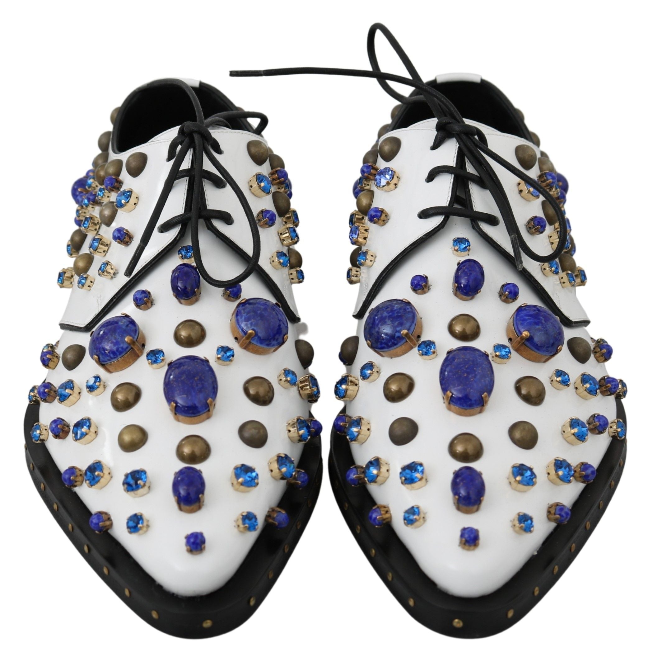 Chaussures à talons Dolce & Gabbana en cuir blanc avec cristaux, robe de soirée élégante en dentelle blanche.