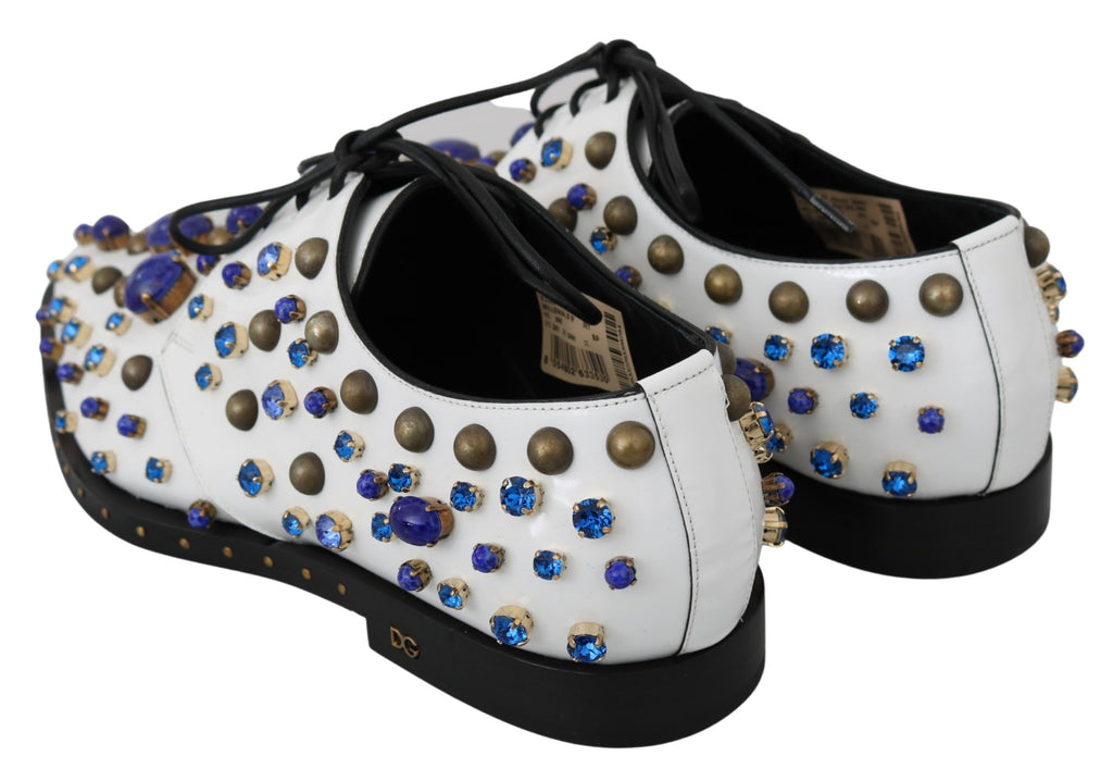 Chaussures Dolce & Gabbana en cuir blanc avec cristaux, robe broquée élégante, vue de côté.