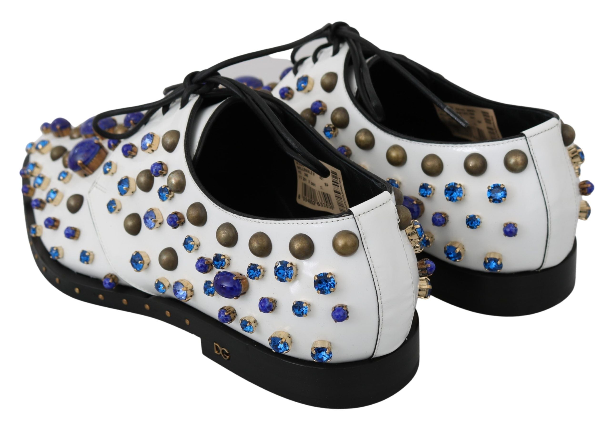 Chaussures Dolce & Gabbana en cuir blanc avec cristaux, robe broquée élégante, vue de côté.