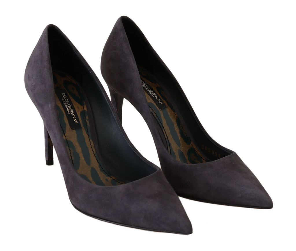 Chaussures à talons stilettos en daim gris de Dolce & Gabbana, élégantes et sophistiquées, vues en gros plan.