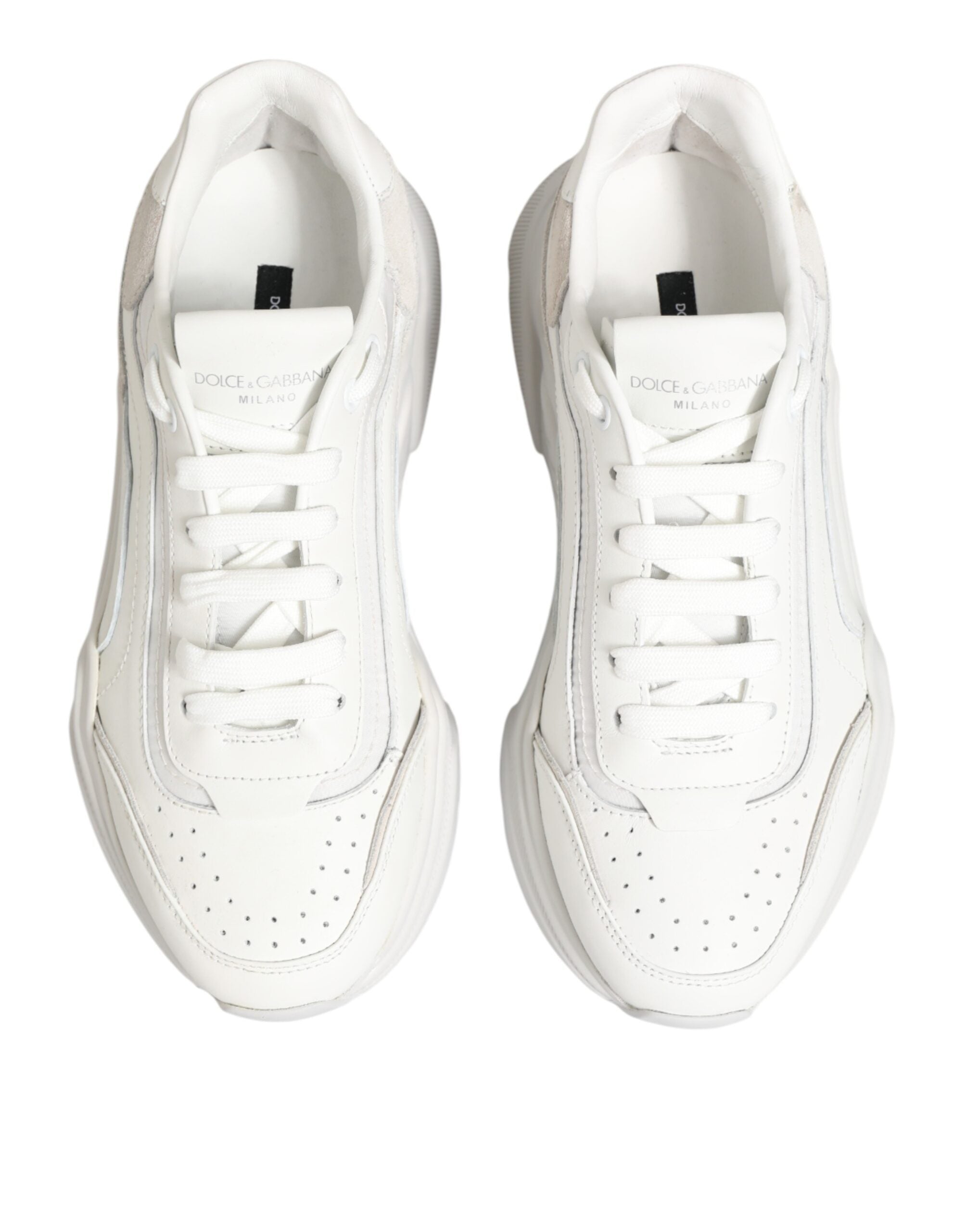 Chaussures baskets basses en cuir blanc Dolce & Gabbana Daymaster, vue de face, avec détails en cuir lisse et semelle blanche.