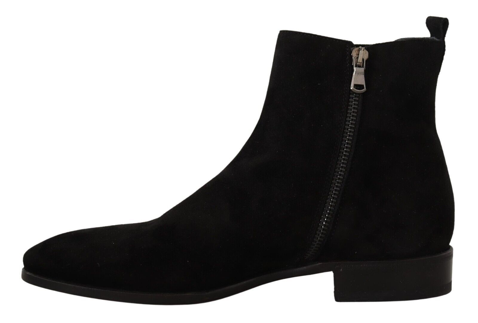 Bottes Chelsea pour hommes en cuir suédé noir de Dolce & Gabbana, vue en détail, style élégant et sophistiqué.