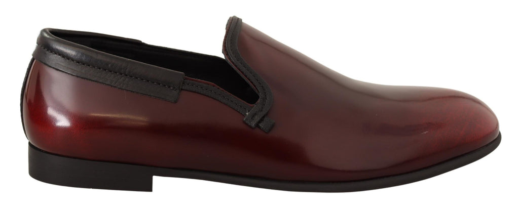 Chaussures mocassins Dolce & Gabbana en cuir verni bordeaux pour femme, élégantes et sophistiquées.
