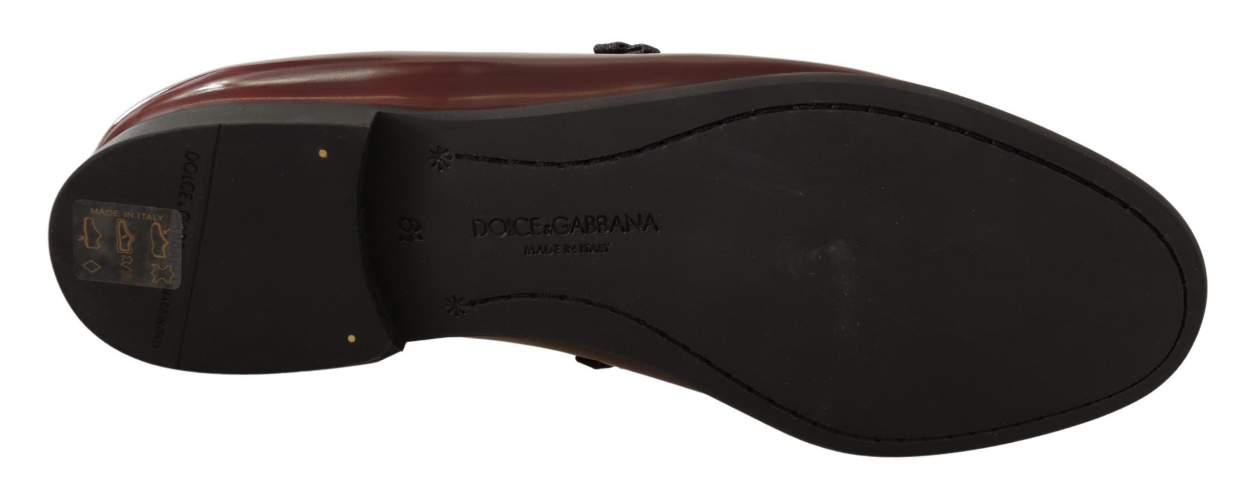 Mocassins en cuir verni Bordeaux Dolce & Gabbana pour femme, détail élégant et finition brillante.