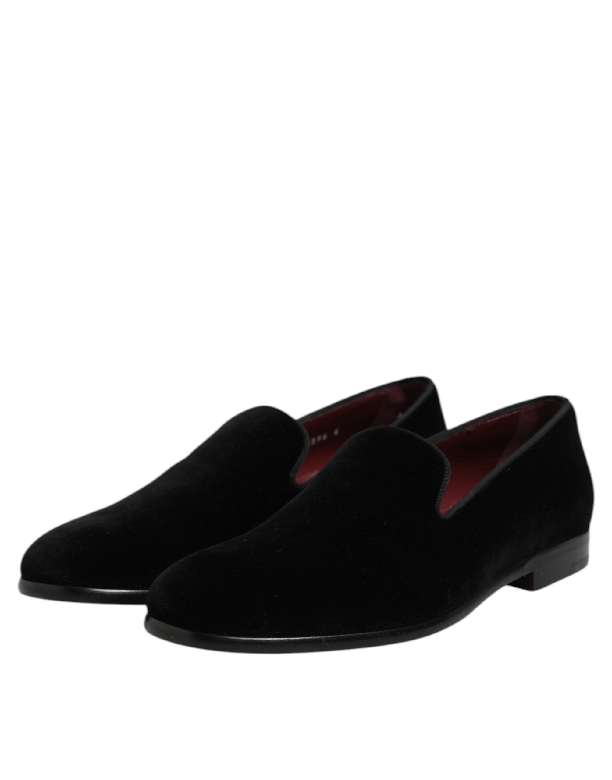 Chaussures Dolce & Gabbana en velours noir, chaussons formels à enfiler, élégance raffinée et finition de qualité visible.