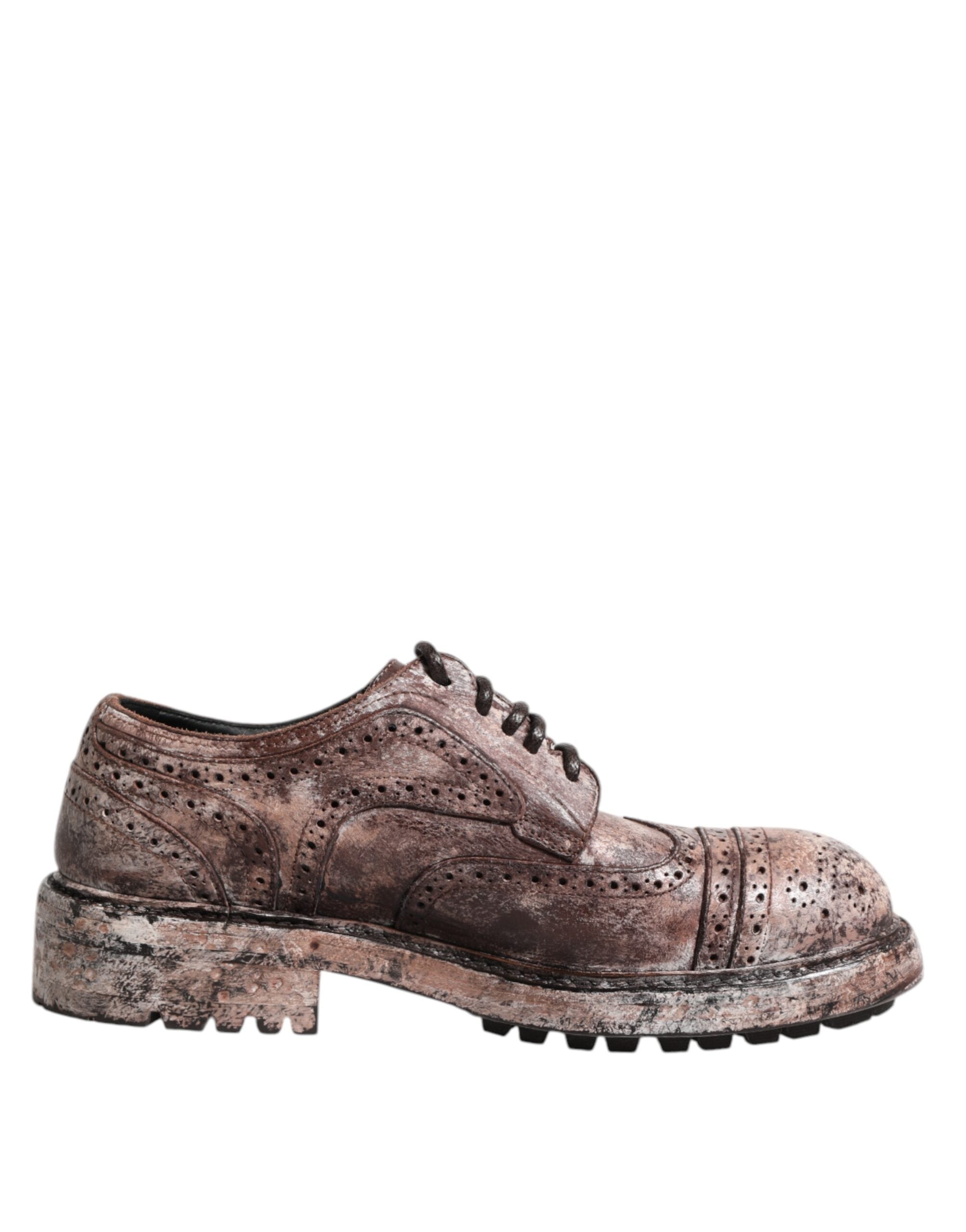 Chaussures brogue en cuir marron déchiré de Dolce & Gabbana avec laçage, vue en gros plan sur le style et la texture.