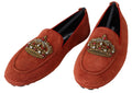 Chaussures loafers en cuir orange Dolce & Gabbana avec couronne en cristal, élégantes et sophistiquées.