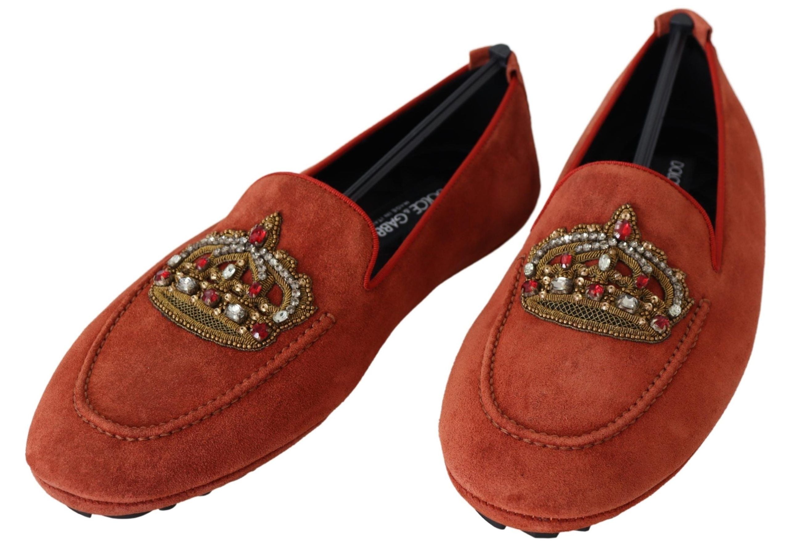 Chaussures loafers en cuir orange Dolce & Gabbana avec couronne en cristal, élégantes et sophistiquées.