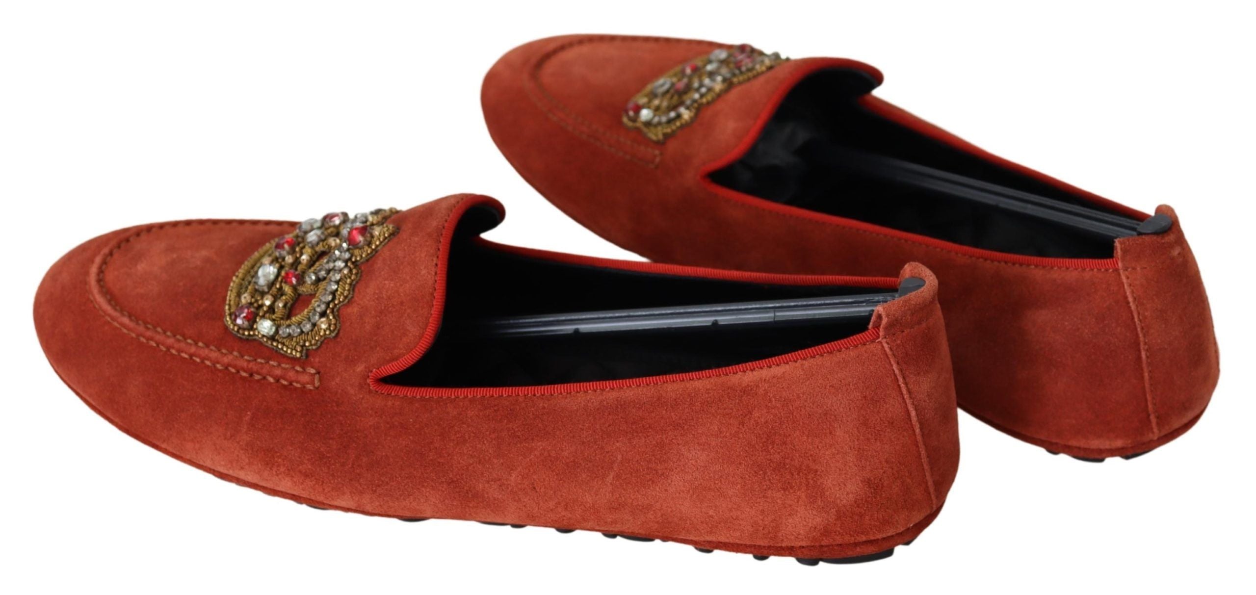 Chaussures mocassins en cuir orange Dolce & Gabbana avec couronne en cristal, style élégant et luxueux.