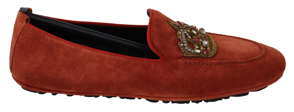 Chaussures loafers en cuir orange avec cristaux de la marque Dolce & Gabbana, élégantes et sophistiquées.