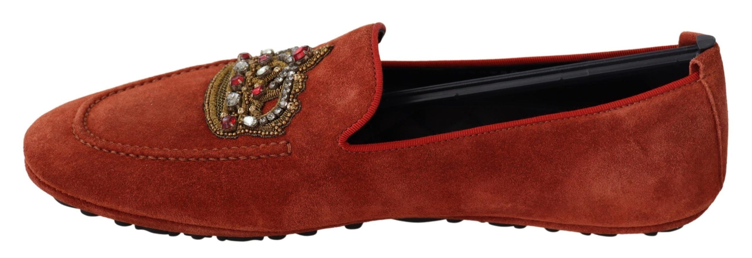 Chaussures loafers en cuir orange Dolce & Gabbana avec détails en cristal, élégantes et sophistiquées.