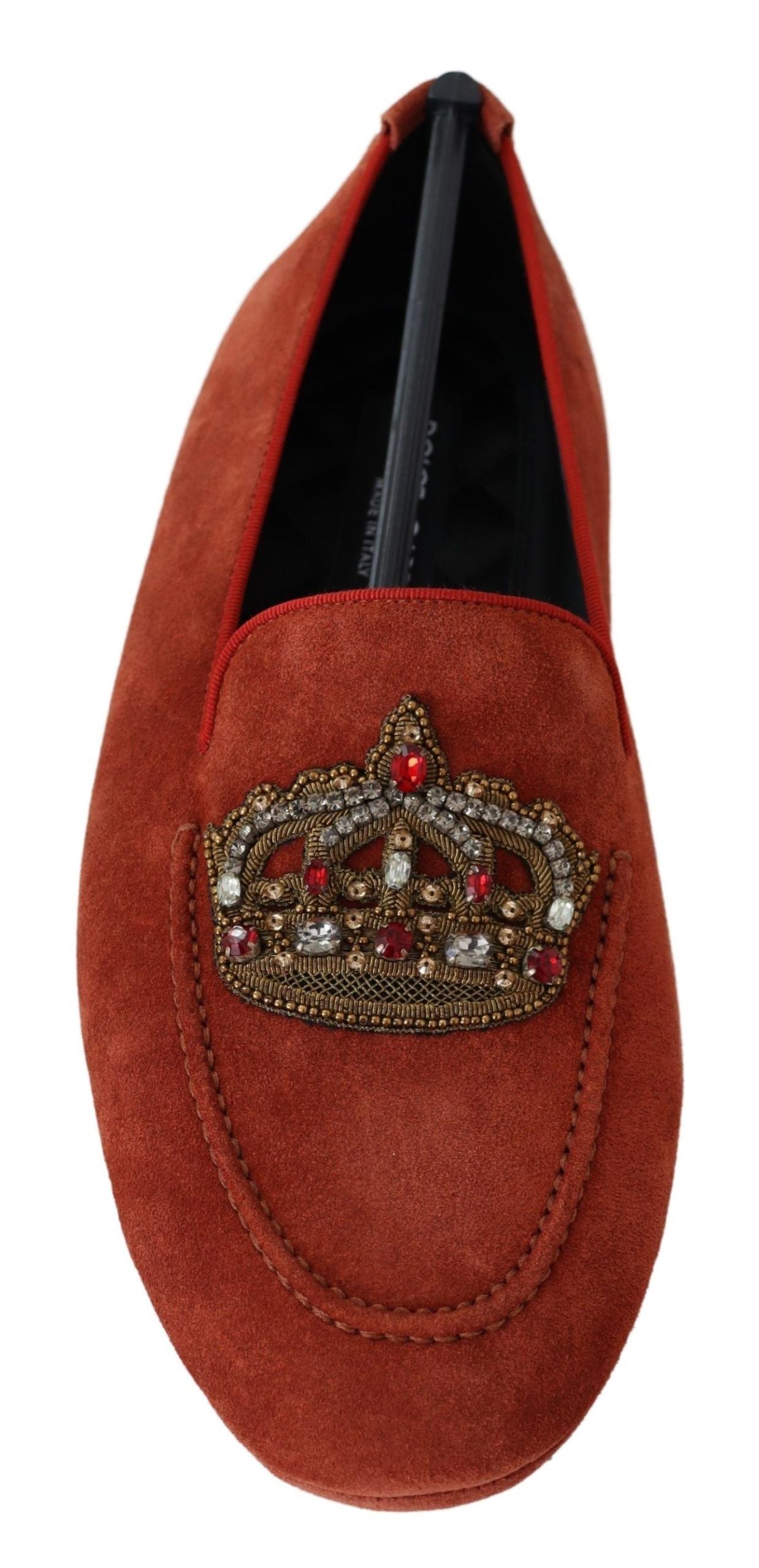 Chaussures mocassins en cuir orange Dolce & Gabbana avec cristaux et couronne décorative, élégantes et sophistiquées.