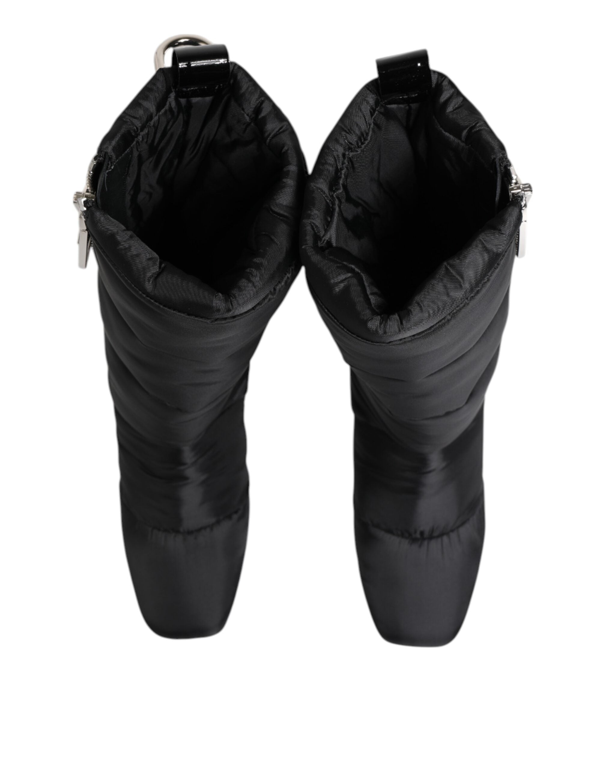Bottes noires Dolce & Gabbana, en cuir rembourré mi-mollet avec logo et talons, vues de face sur fond blanc.