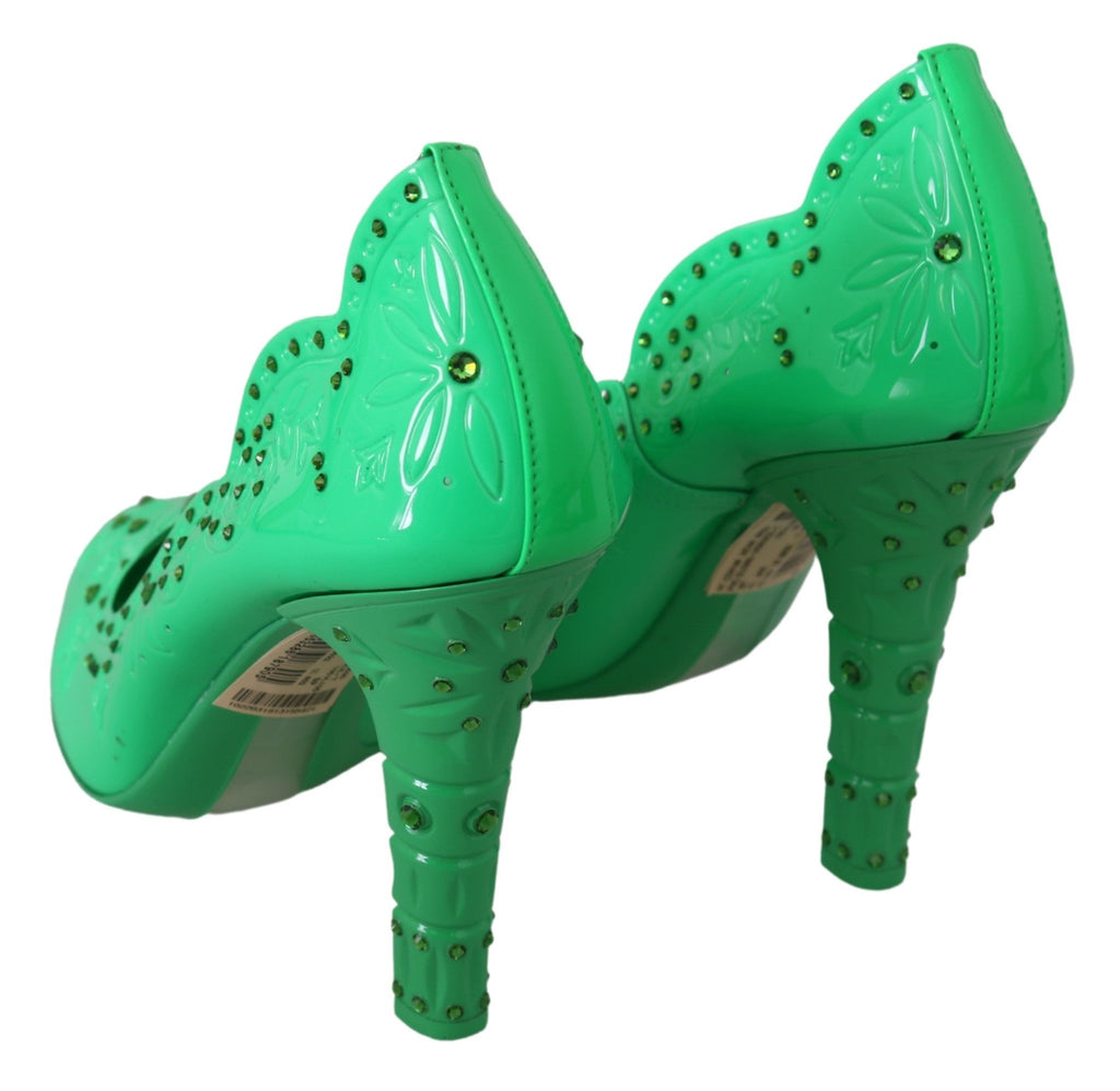 Escarpins floraux Dolce & Gabbana CINDERELLA avec cristaux verts, élégants et raffinés, visibles en gros plan.