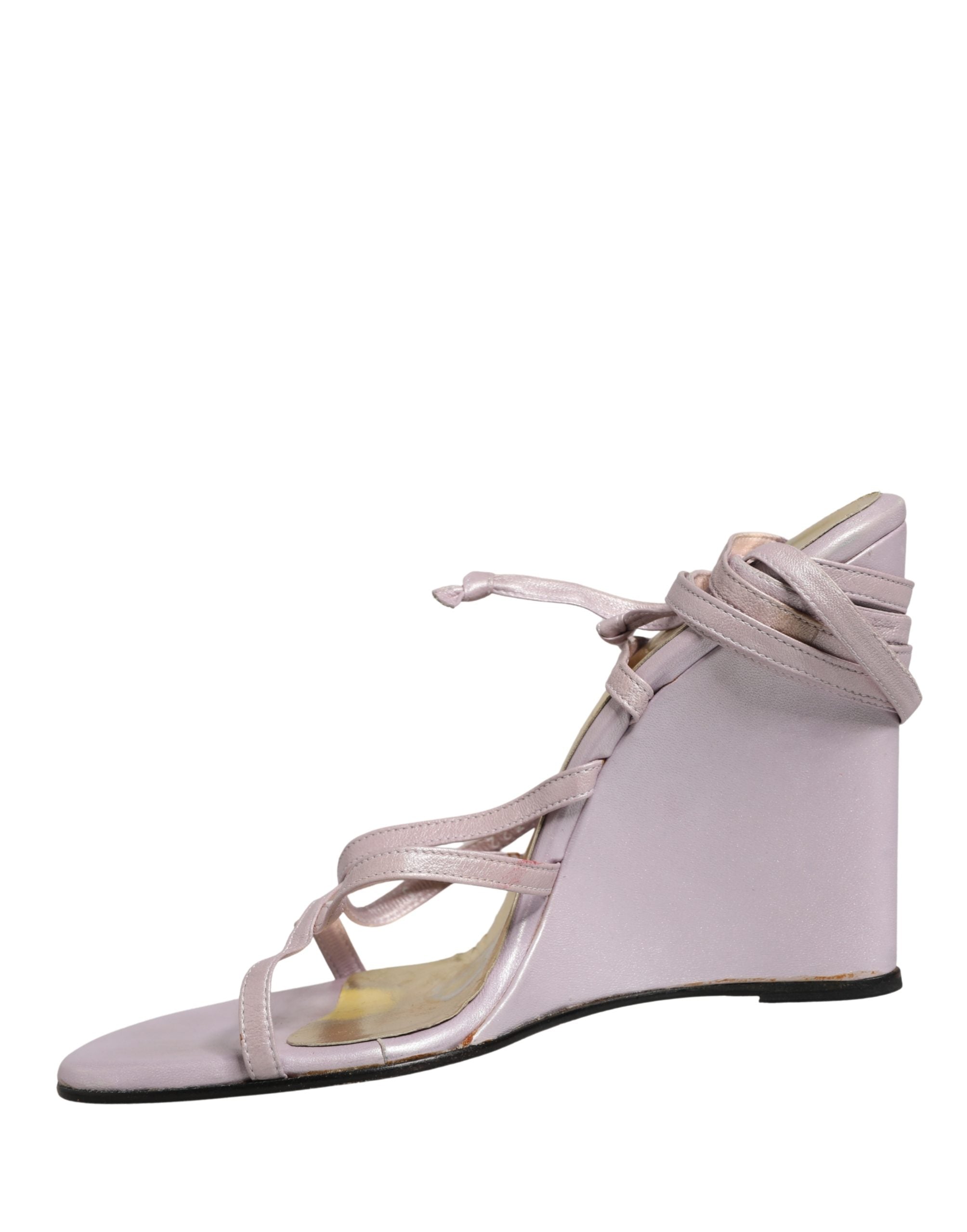 Sandales à talons compensés en cuir violet de Dolce & Gabbana, chaussures élégantes avec bride ajustable.