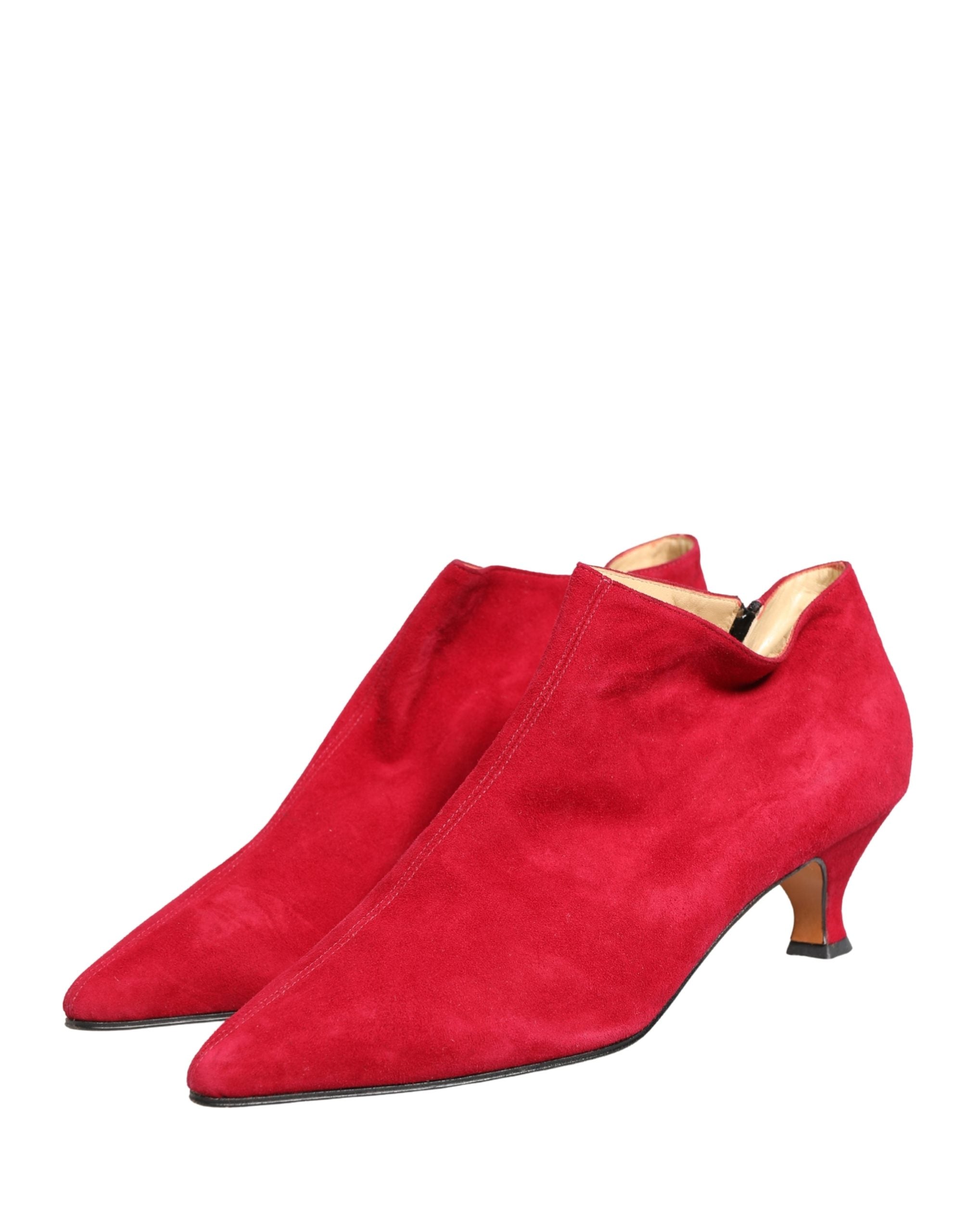 Chaussures à talon bottines en daim rouge Dolce & Gabbana pour femmes, avec semelle élégante et design sophistiqué.