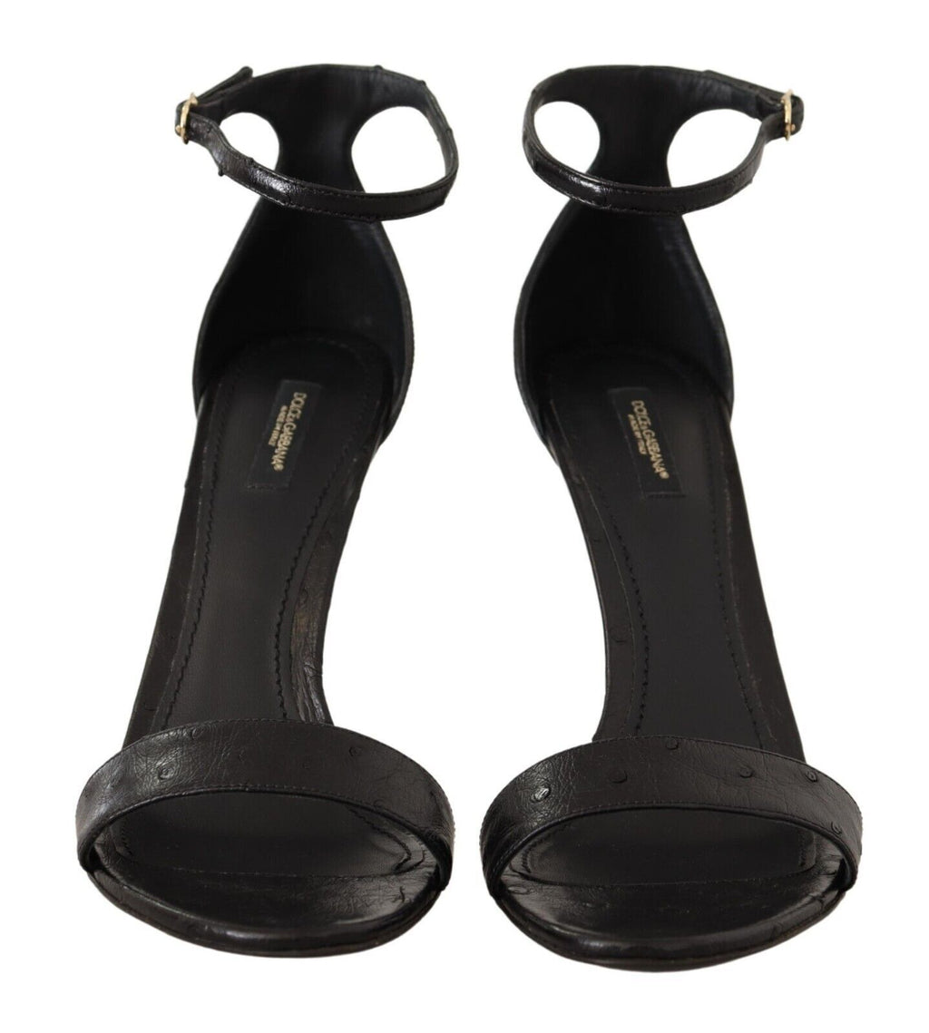 Sandales à talons Dolce & Gabbana en ostrich noir avec bride à la cheville, vue de profil sur fond blanc.