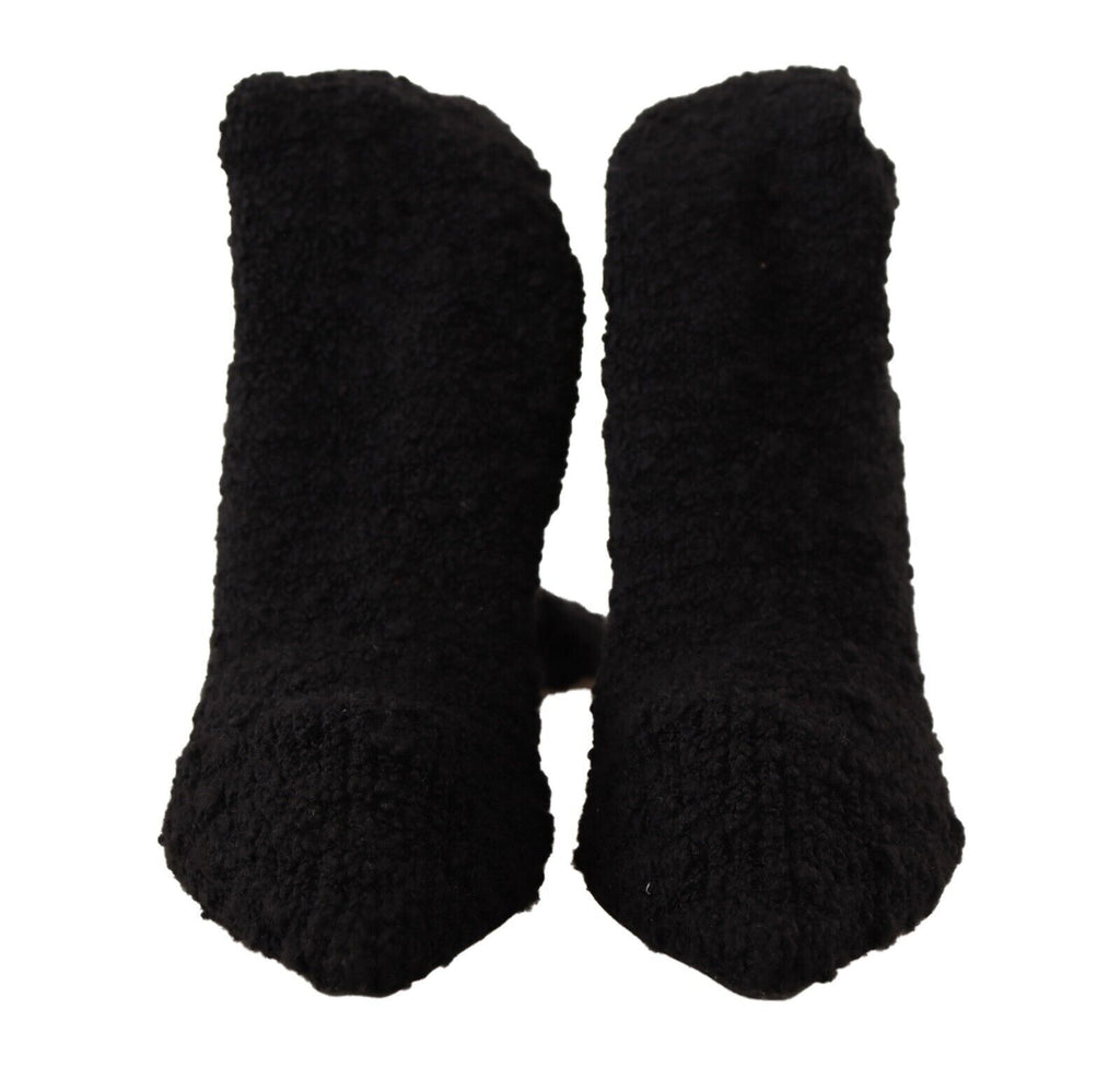 Chaussettes noires extensibles Dolce & Gabbana, portées avec bottines hautes, visibles en détail dans l'image.