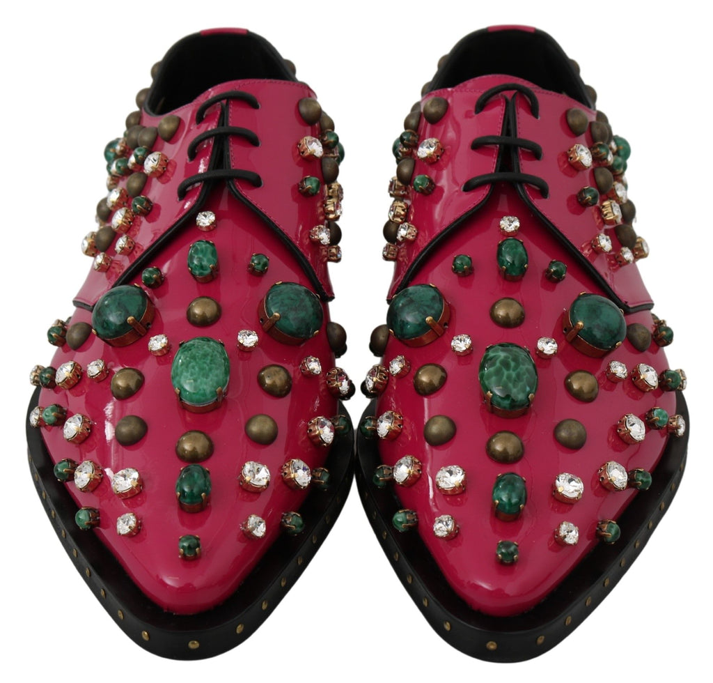 Chaussures Dolce & Gabbana en cuir rose avec cristaux, style broque, vue de côté sur fond blanc.