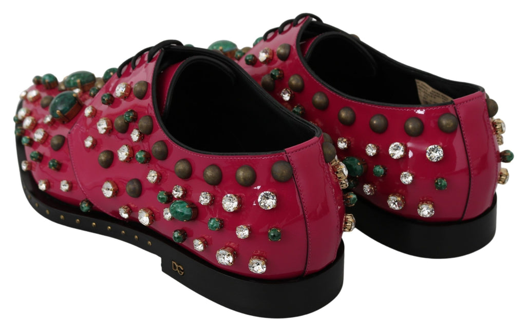 Chaussures Dolce & Gabbana en cuir rose avec cristaux, style brogue, vues de côté sur fond blanc.