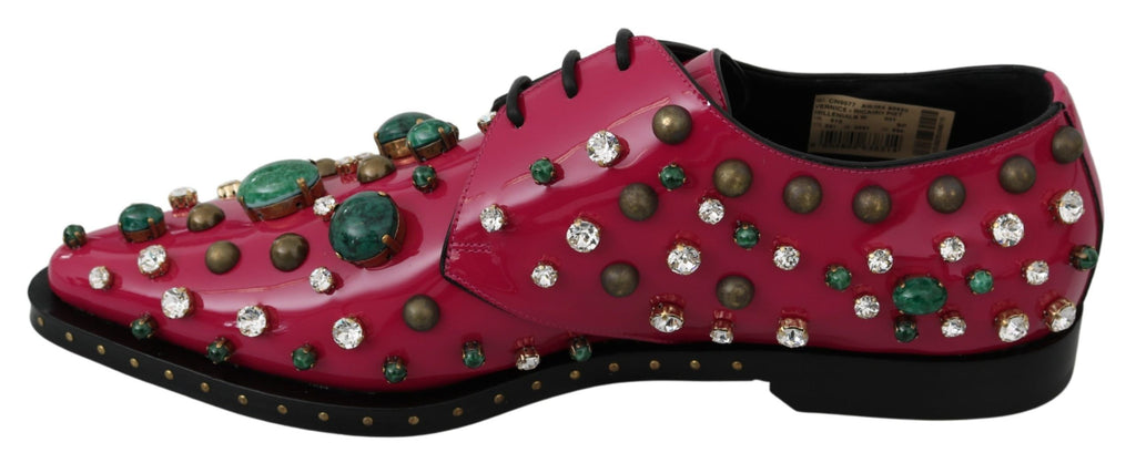 Chaussures Dolce & Gabbana en cuir rose avec cristaux, style broque, vue de détail sur la chaussure.
