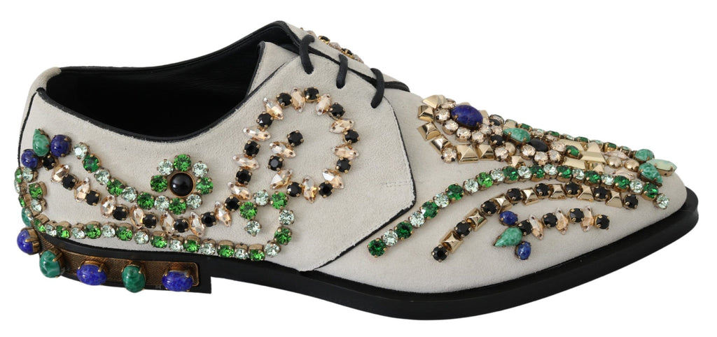 Chaussures Dolce & Gabbana en daim blanc avec broque en cristal, style élégant et sophistiqué.