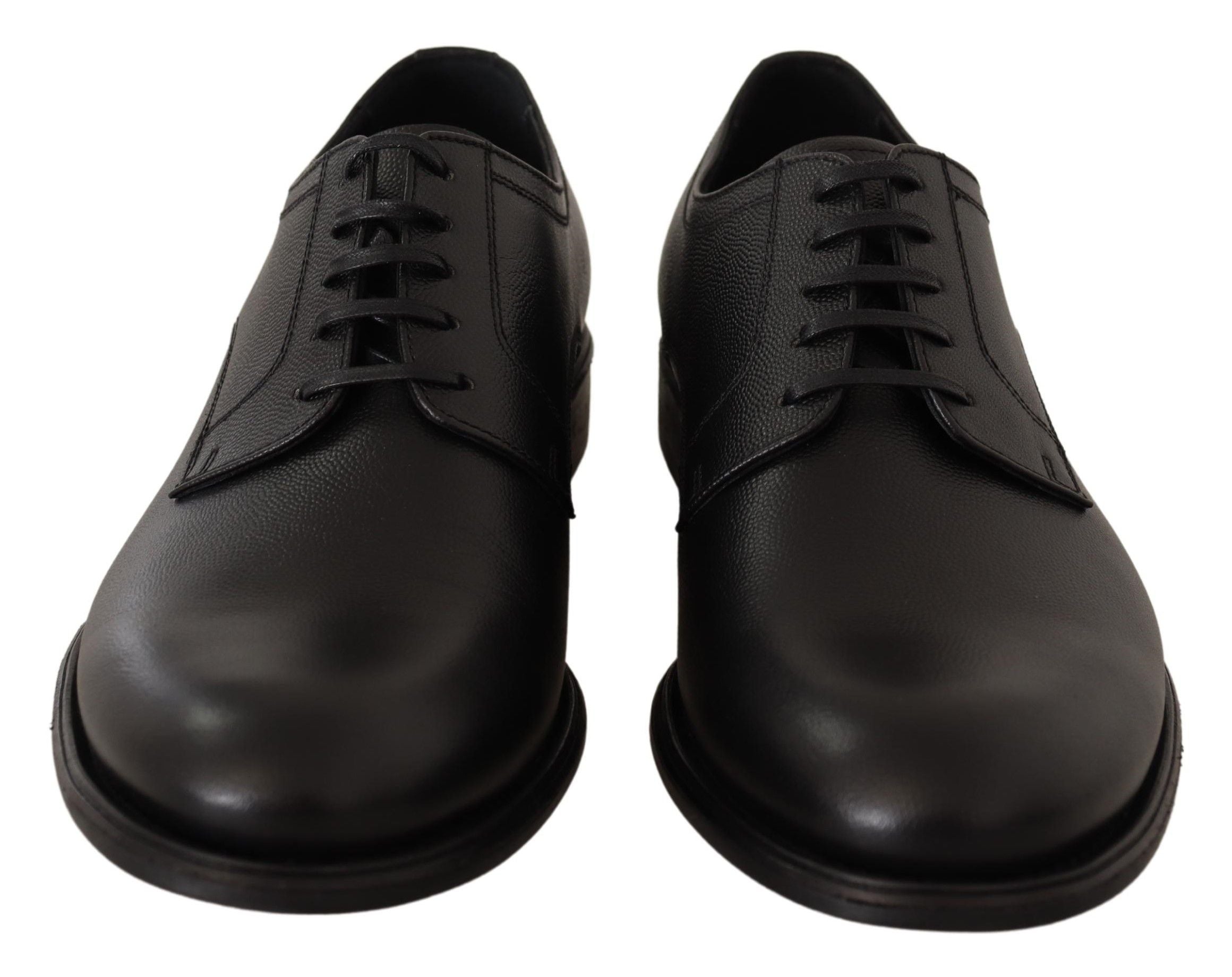 Chaussures derby en cuir noir pour homme de Dolce & Gabbana, lacets et style formel, vue en gros plan.