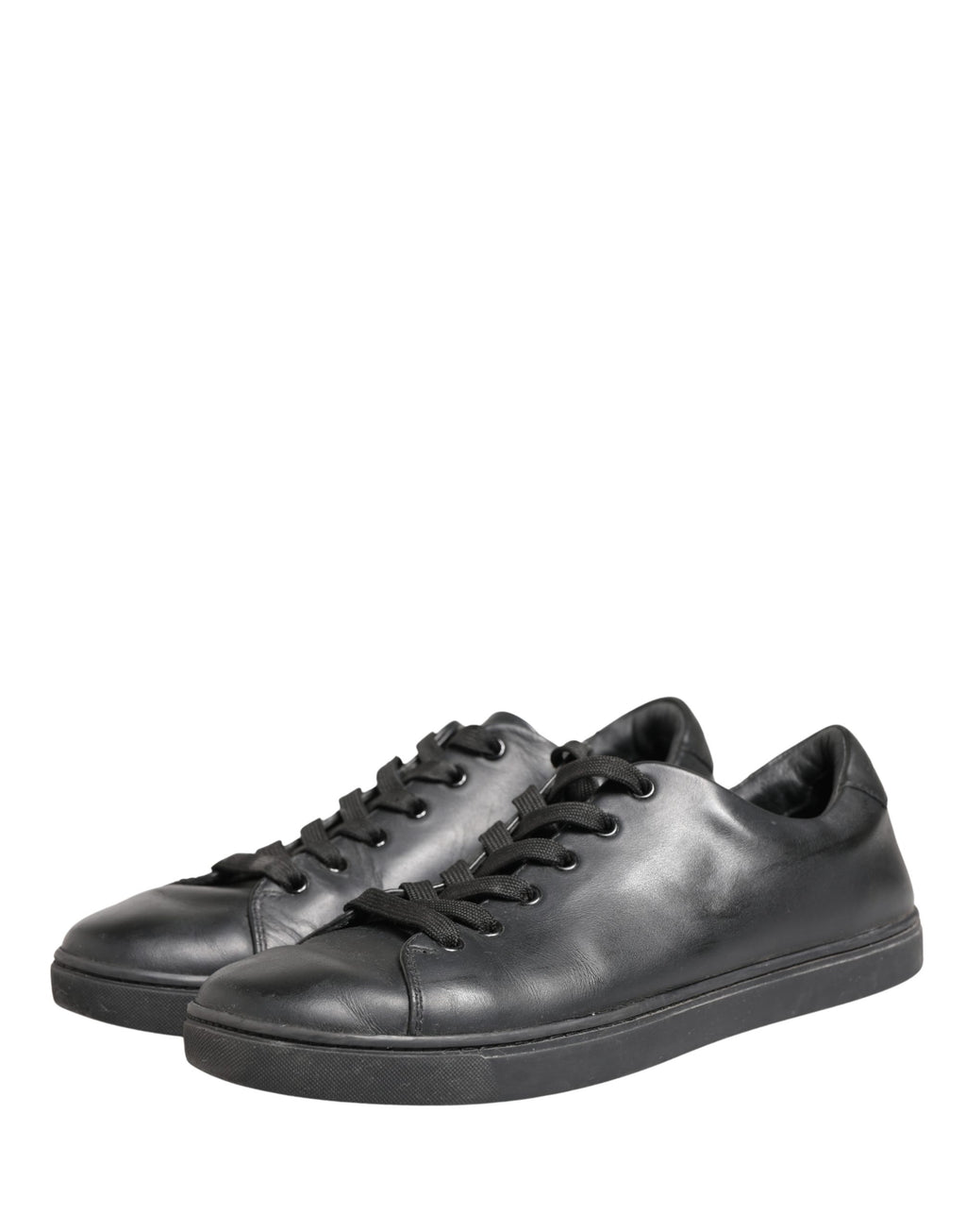 Chaussures sneakers basses en cuir noir Dolce & Gabbana avec lacets, vue de face, chaussures élégantes pour homme.