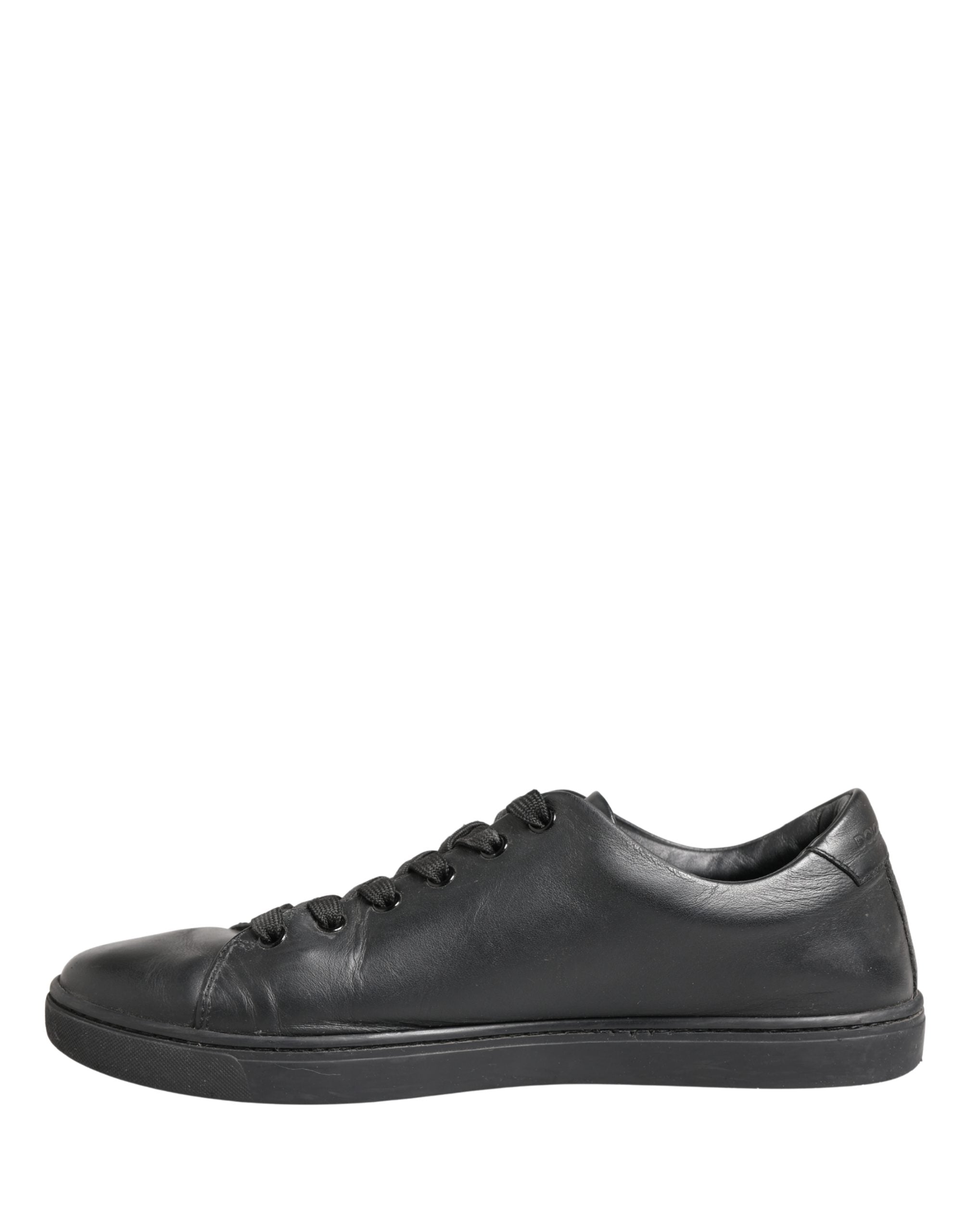 Chaussures sneakers basses en cuir noir Dolce & Gabbana avec lacets, vue de face, détaillant le design élégant et moderne.