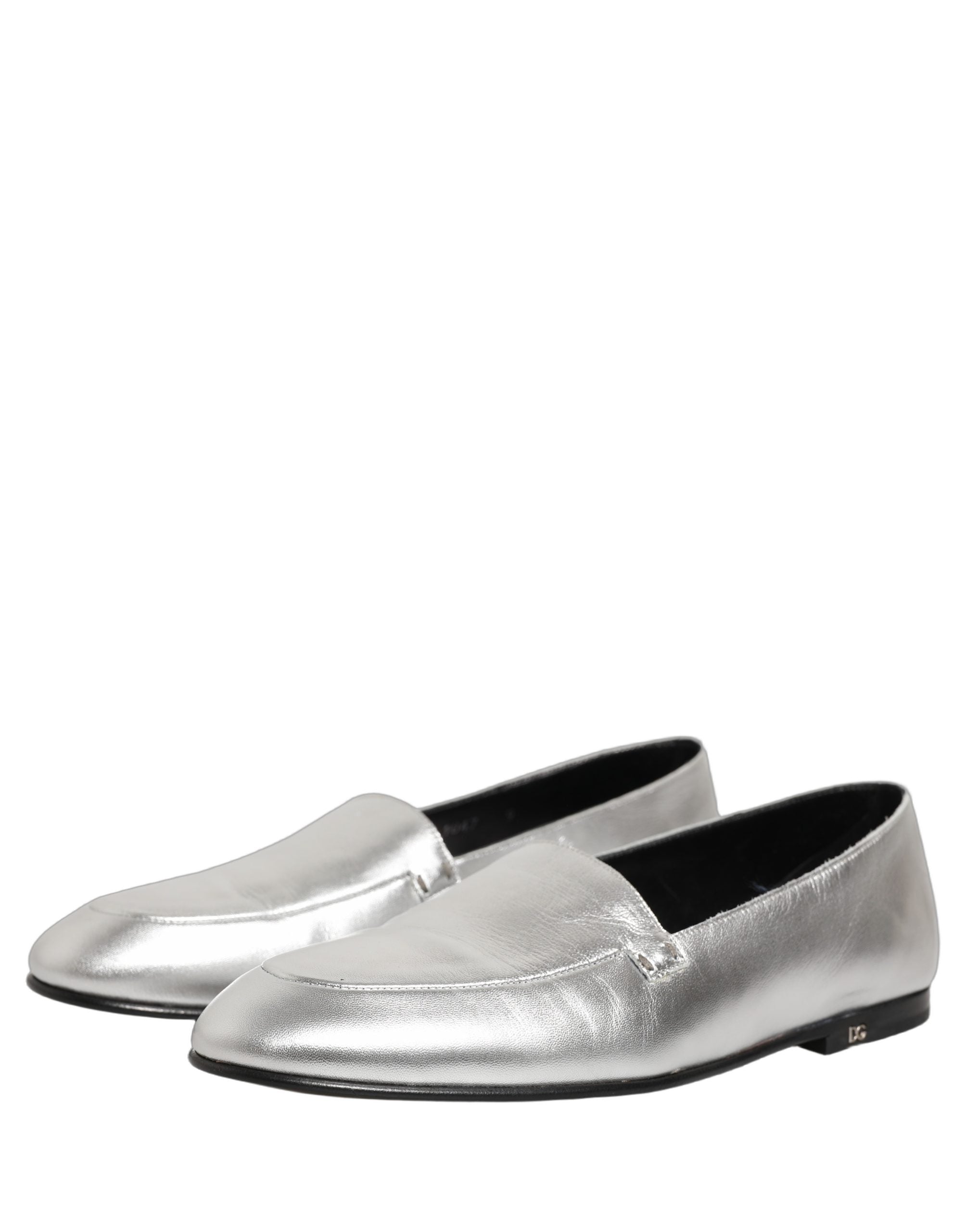 Chaussures mocassins en cuir argenté Dolce & Gabbana avec logo DG, style slip-on, vue en gros plan sur le dessus.