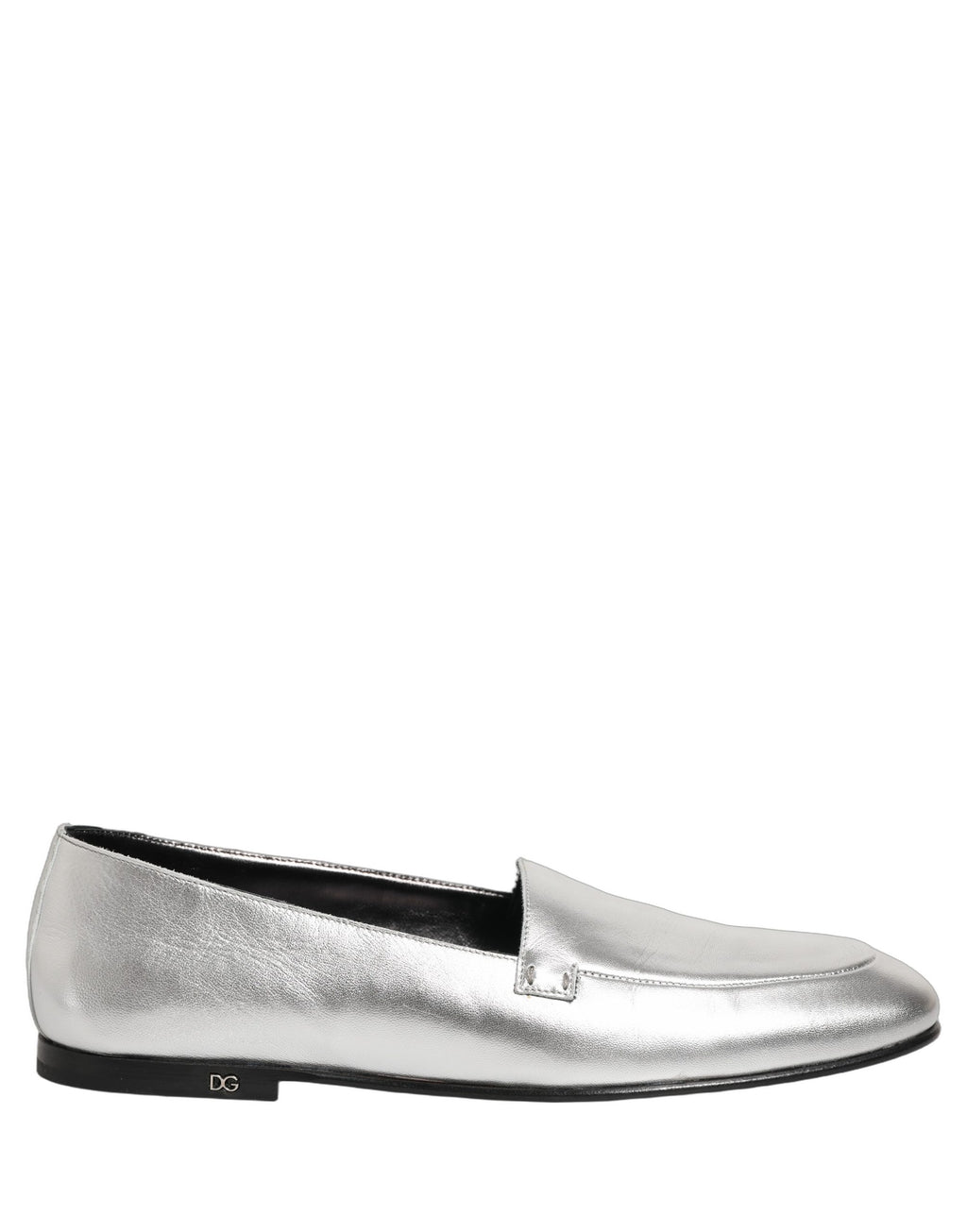 Chaussures loafers en cuir argenté Dolce & Gabbana avec logo DG, slip-on élégante et moderne, sur fond neutre.
