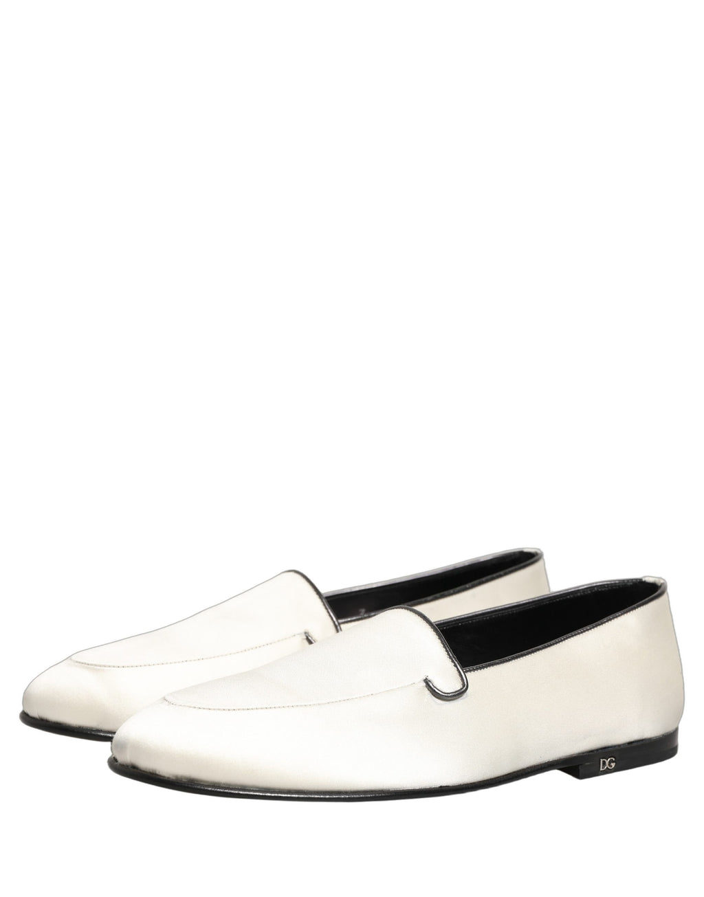 Chaussures slip-on Dolce & Gabbana en satin blanc avec logo, loafers élégants pour femme, vue de dessus.
