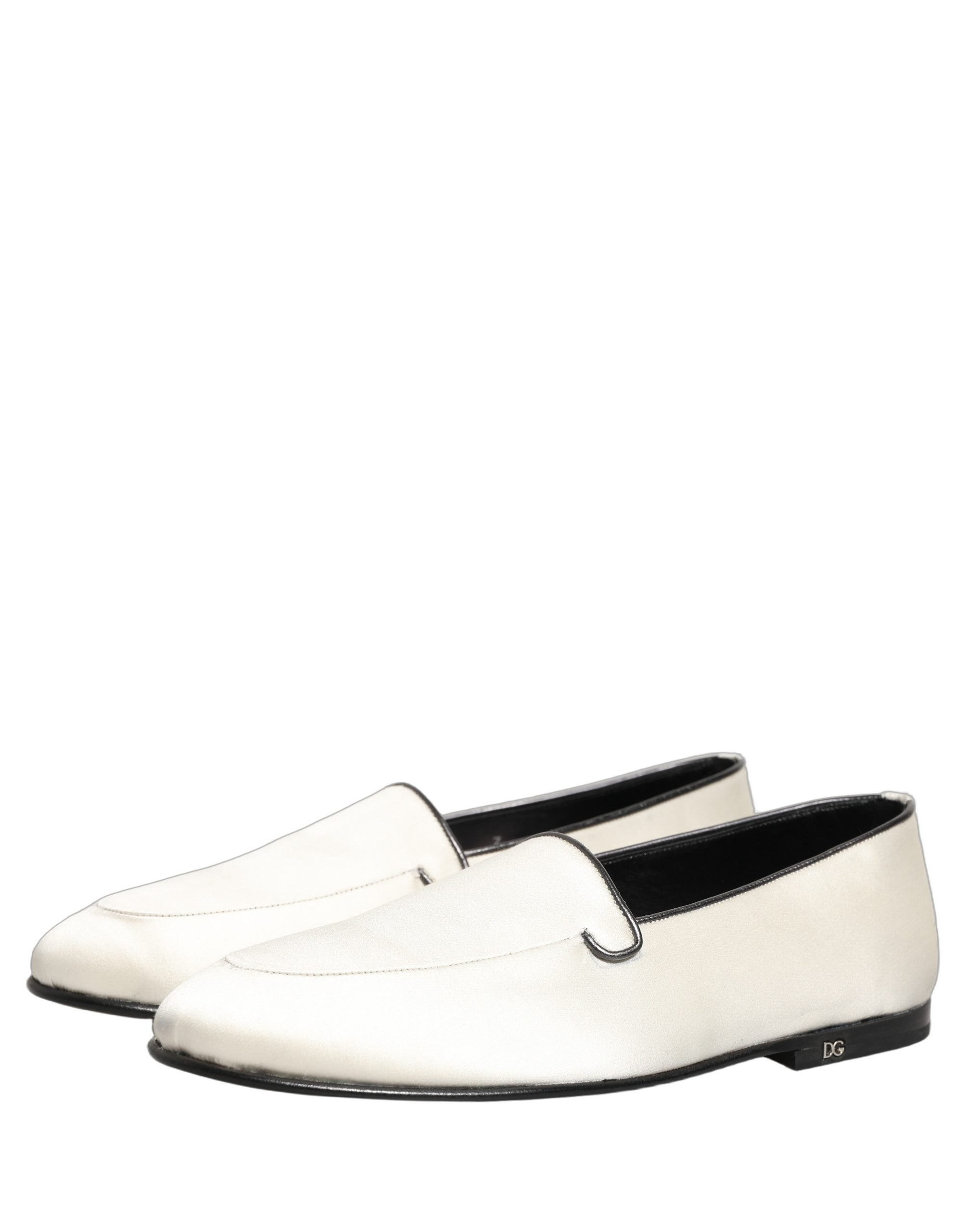 Chaussures slip-on Dolce & Gabbana en satin blanc avec logo, loafers élégants pour femme, vue de dessus.