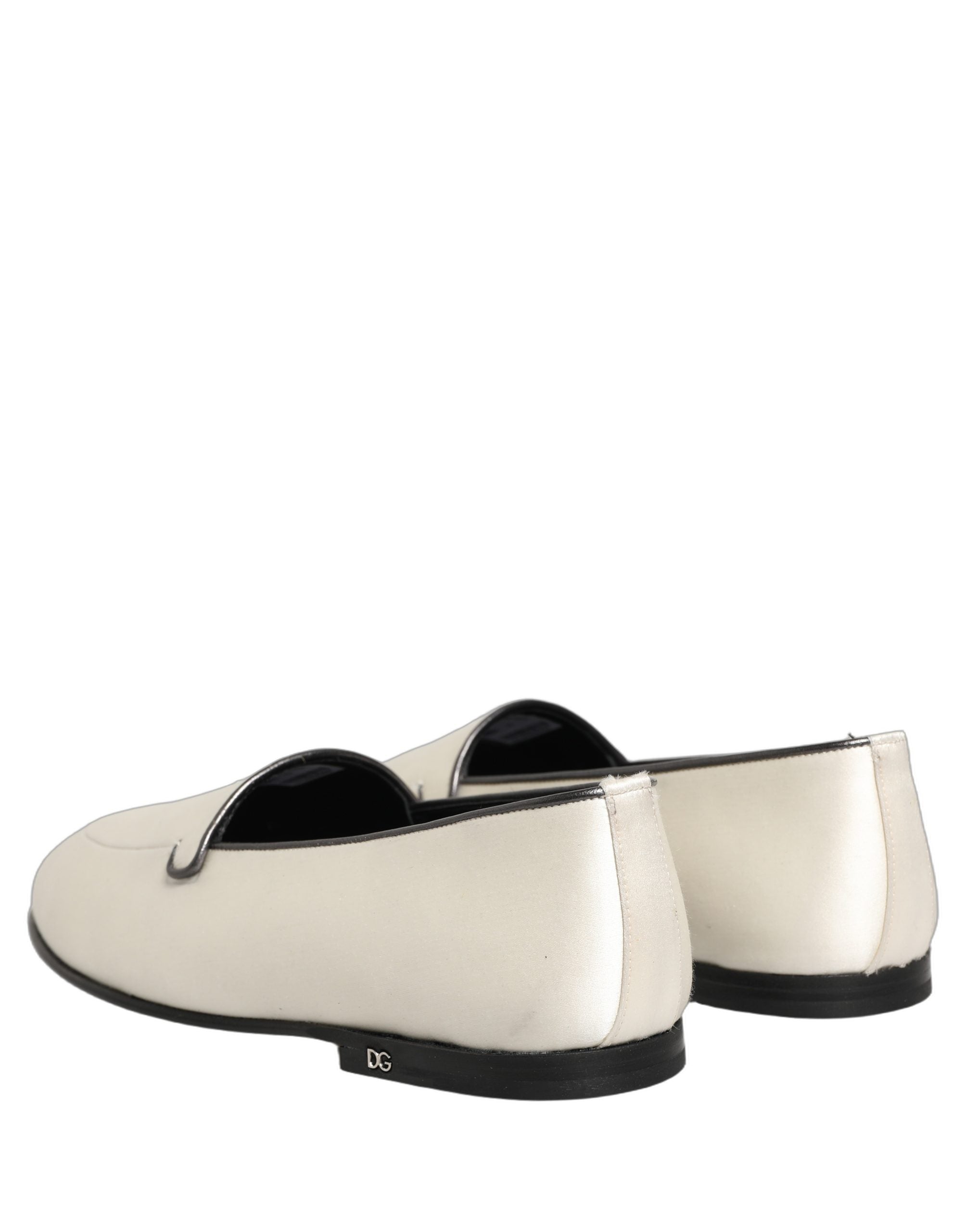 Chaussures décontractées en satin blanc Dolce & Gabbana, mocassins logo élégants pour femmes.