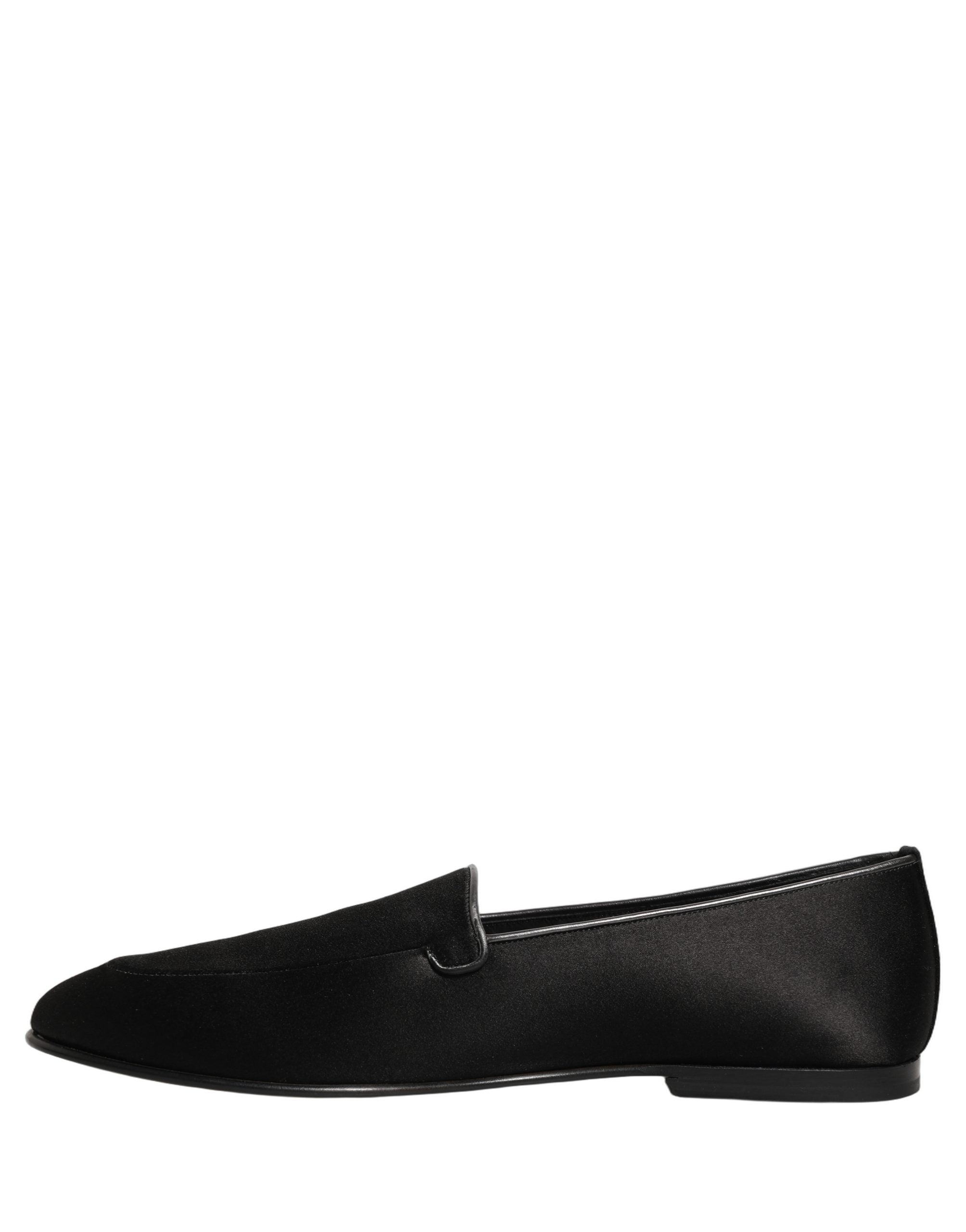 Chaussures Dolce & Gabbana en satin noir, mocassins à enfiler avec logo, style élégant et sophistiqué.